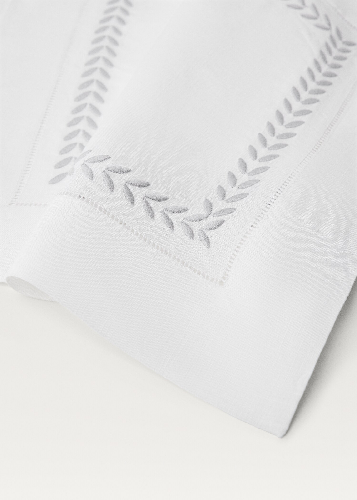 Embroidered herringbone linen placemat - Details of the article 1