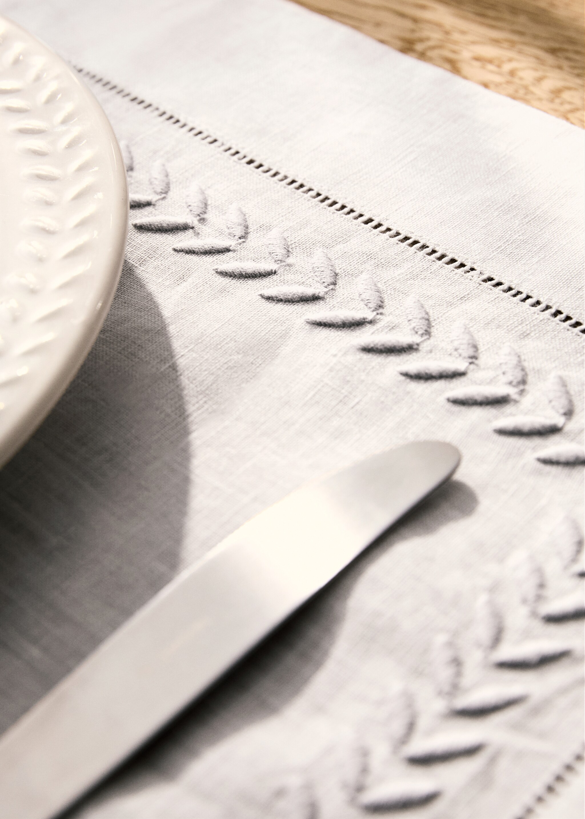 Embroidered herringbone linen placemat - Details of the article 7