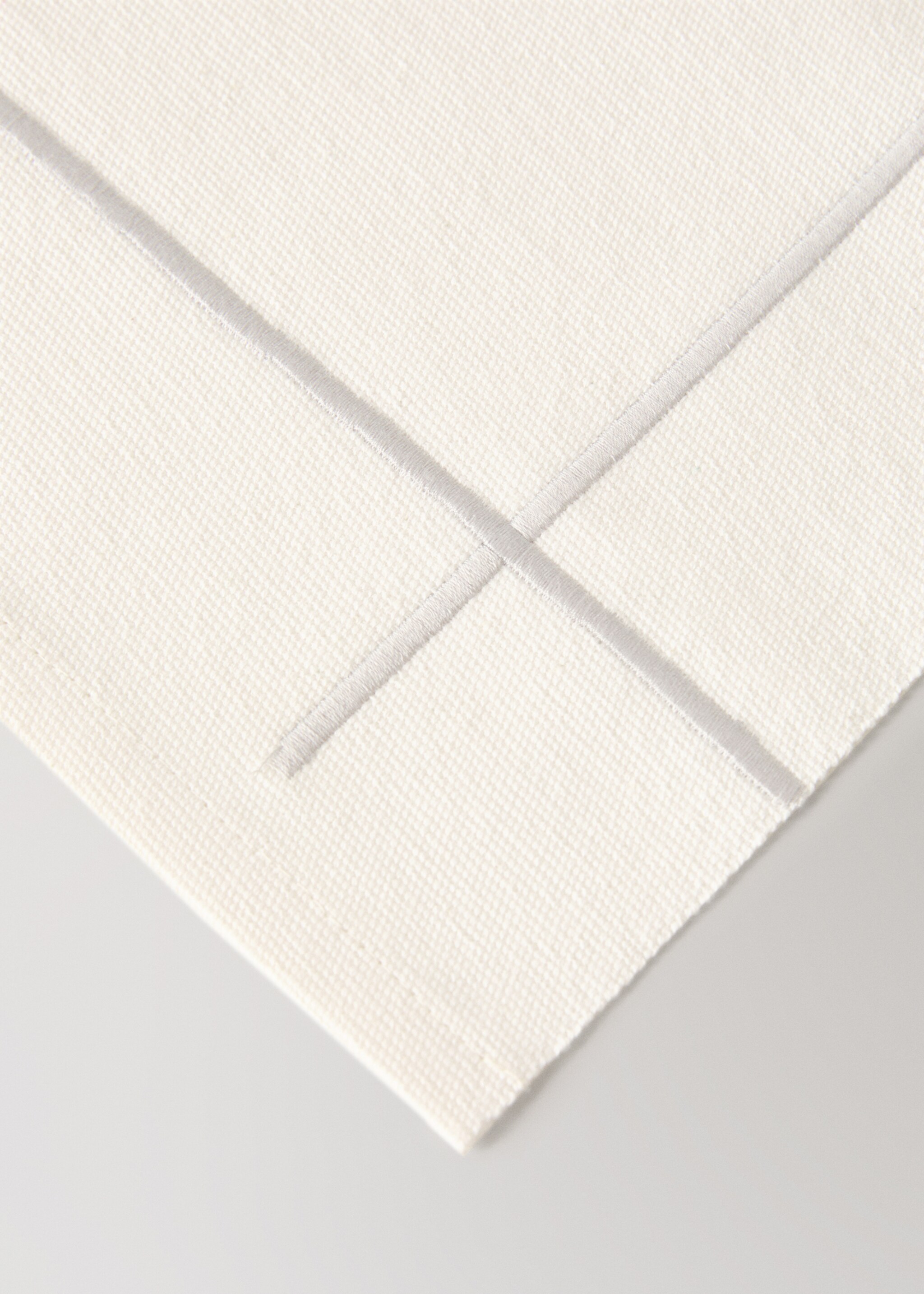 Cotton embroidered placemat with scalloped detail - Details of the article 1, Light/Pastel Grey. Ref: 87083313-00.