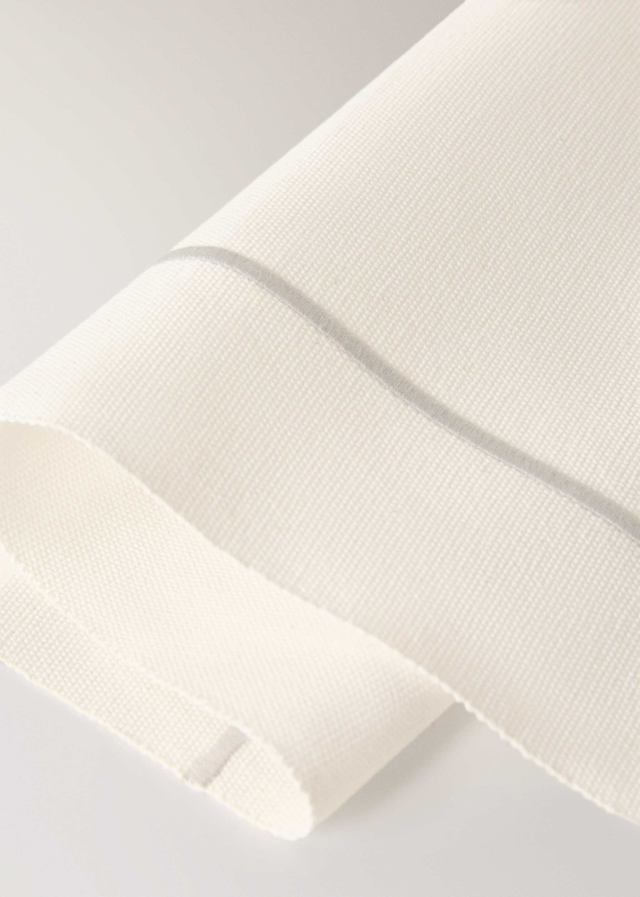 Cotton embroidered placemat with scalloped detail - Details of the article 2, Light/Pastel Grey. Ref: 87083313-00.