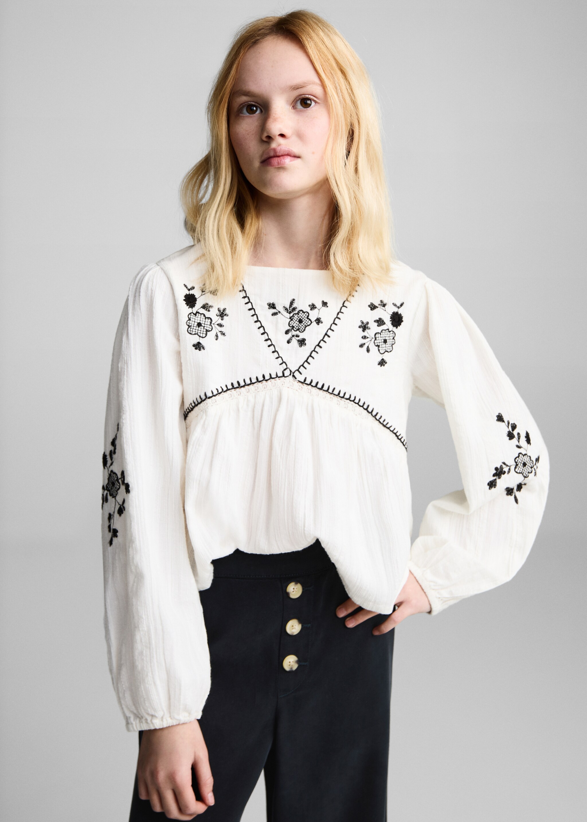 Buttons culottes trousers - Середній план