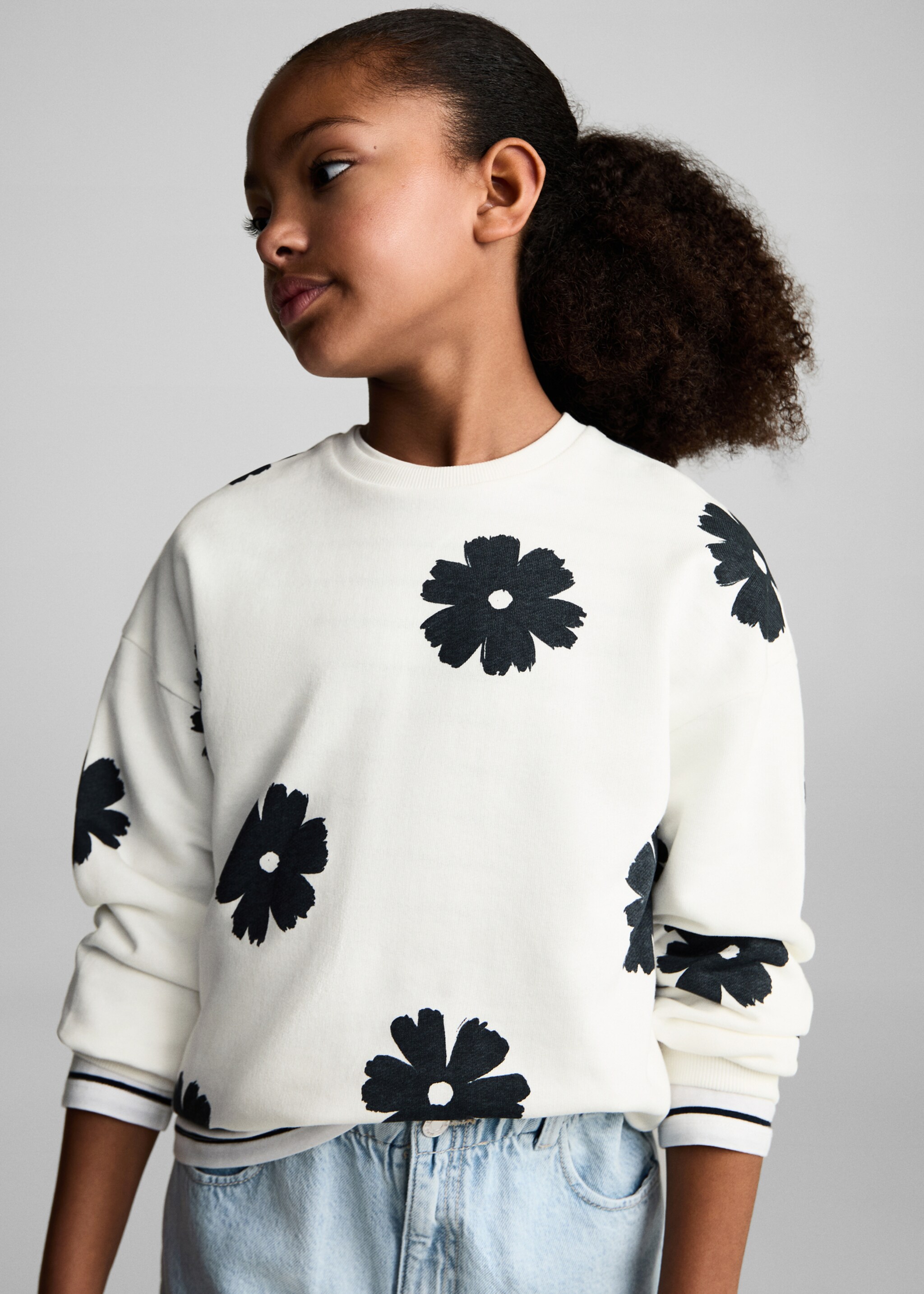 Sweatshirt mit Blumenmuster - Mittlere Ansicht