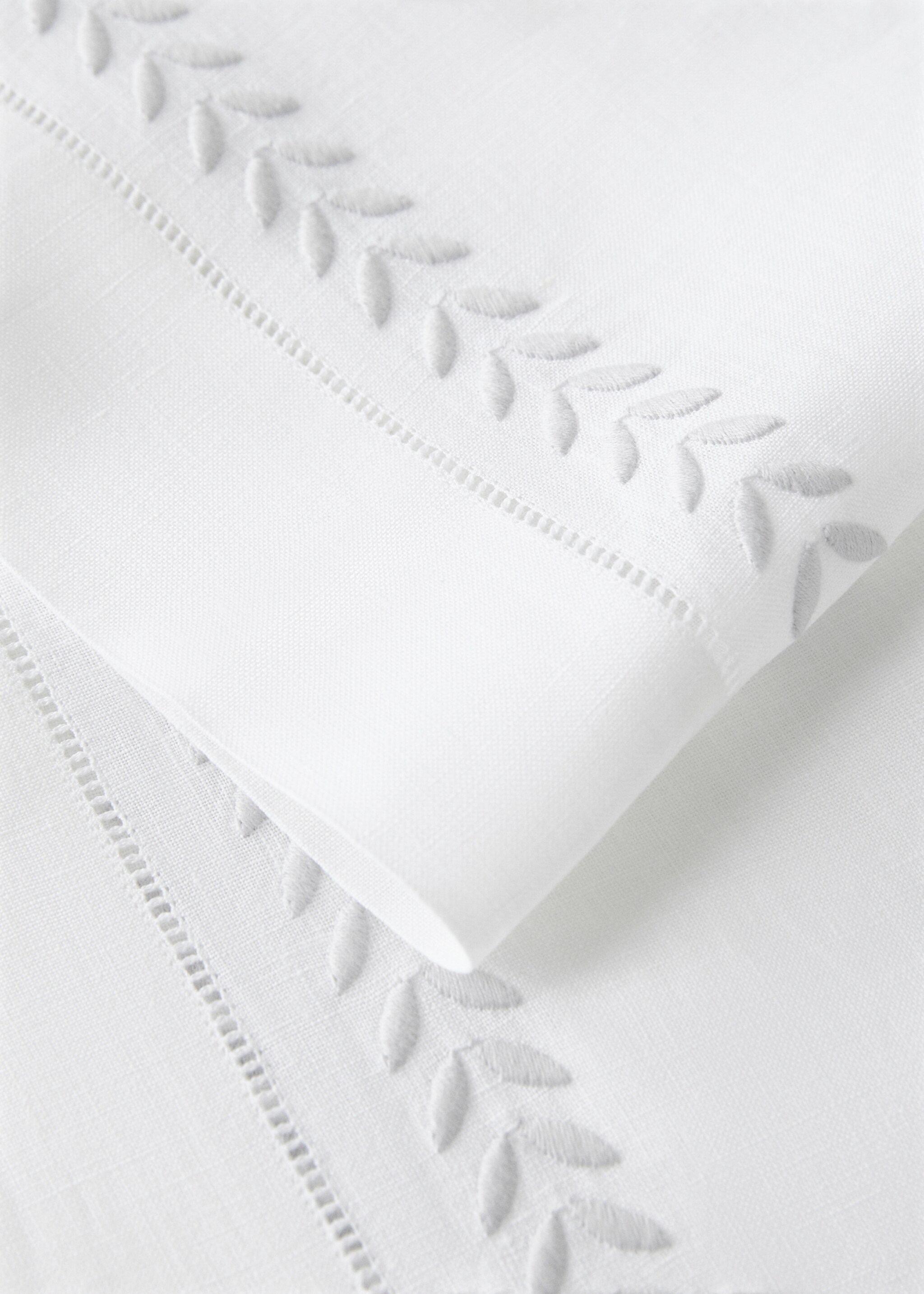 Linen embroidered table runner with herringbone detail - Details of the article 1