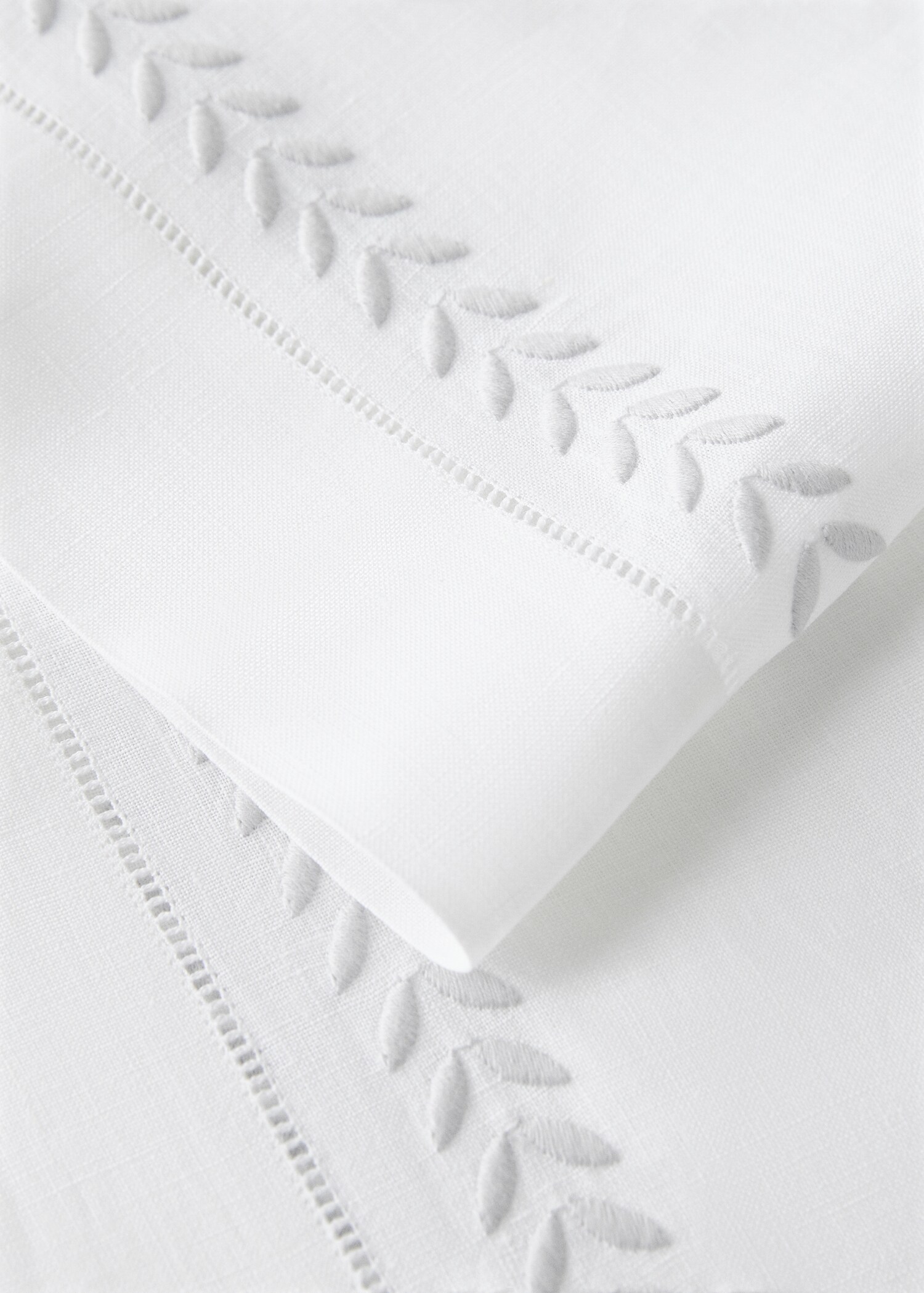 Linen embroidered table runner with herringbone detail - Details of the article 1