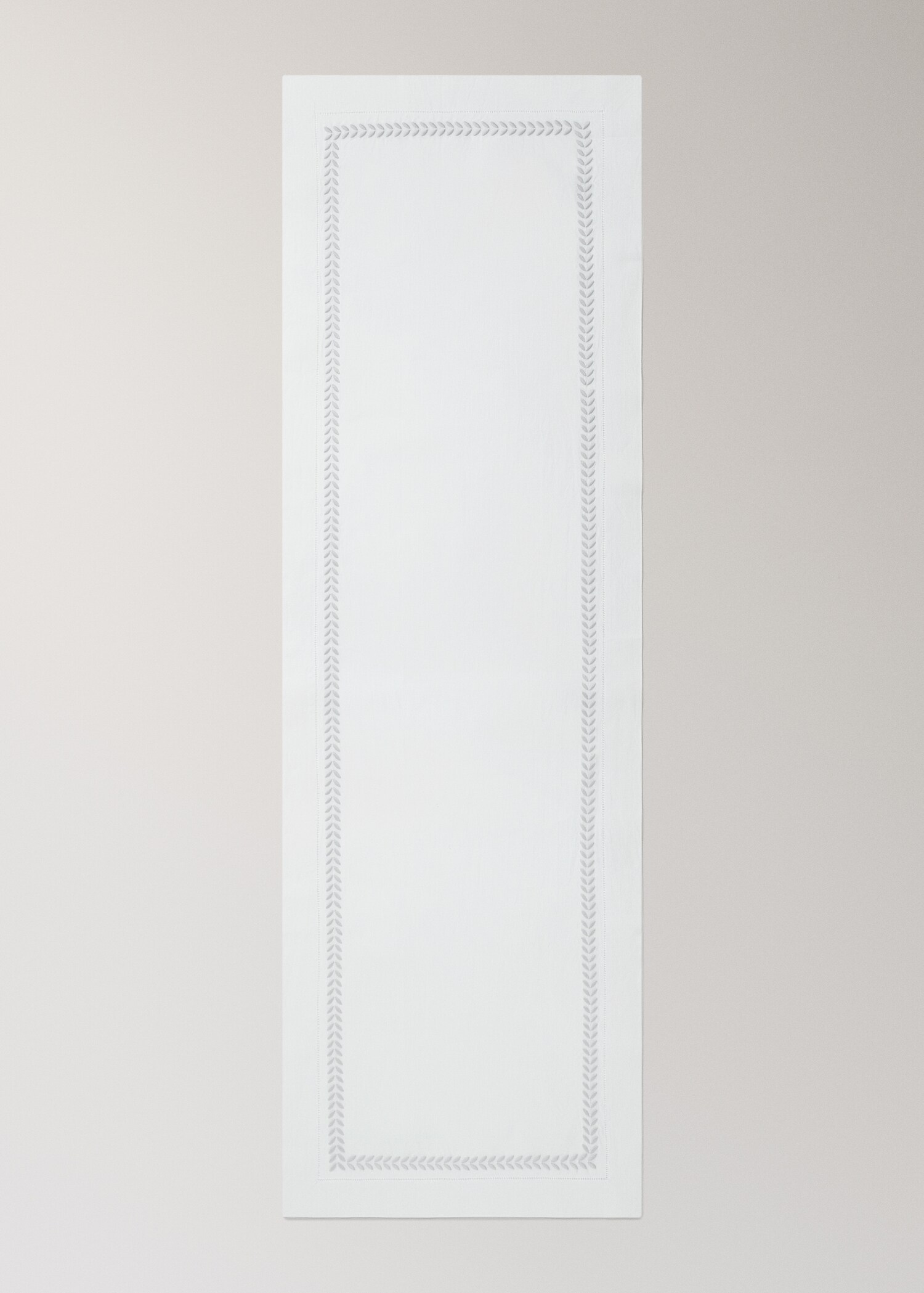 Linen embroidered table runner with herringbone detail - Details of the article 2
