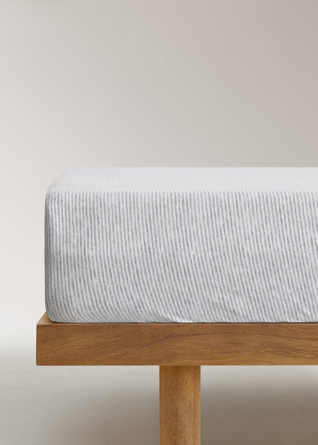 Cotton striped fitted sheet for crib