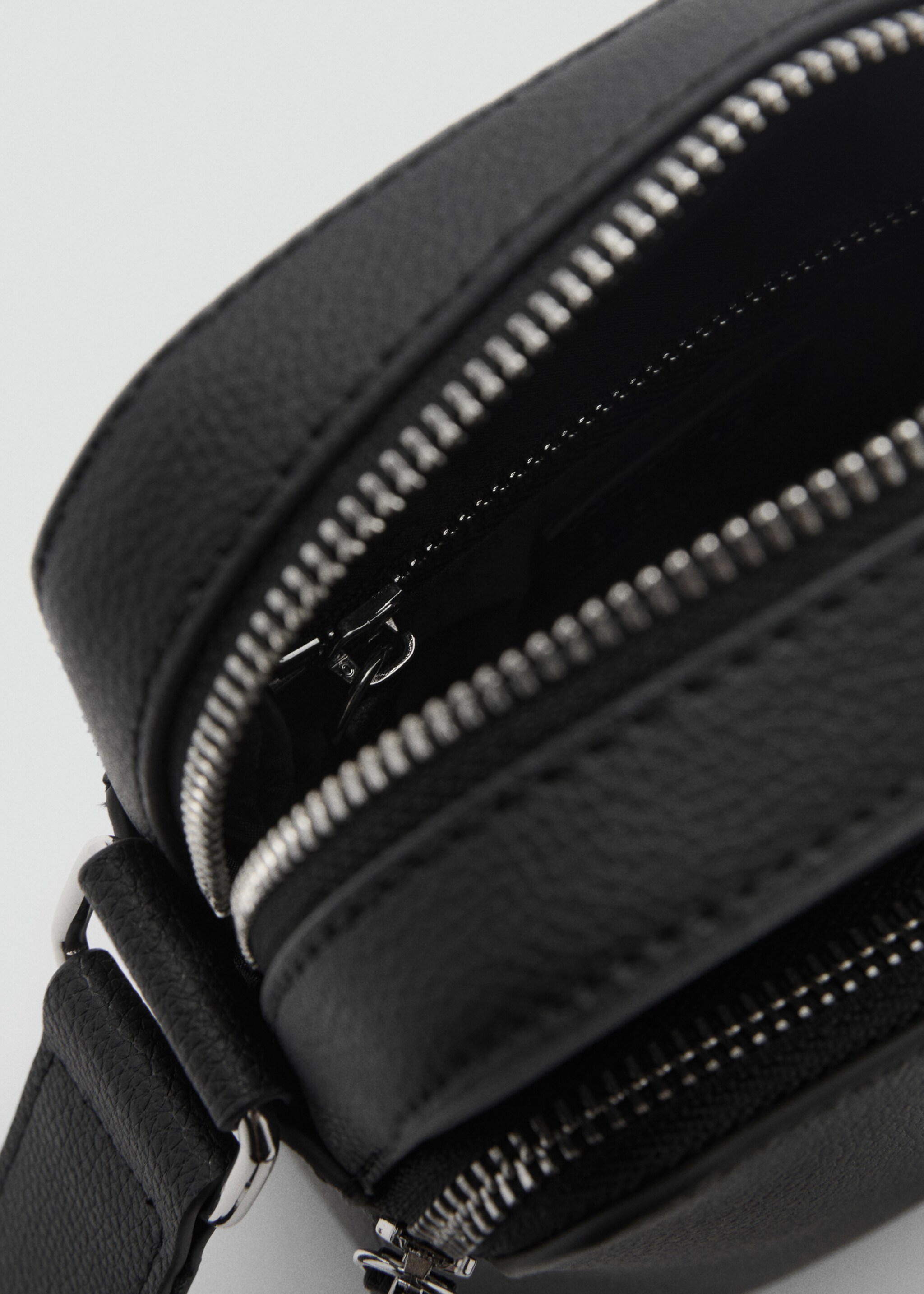 Patent leather-effect shoulder bag - Details of the article 2