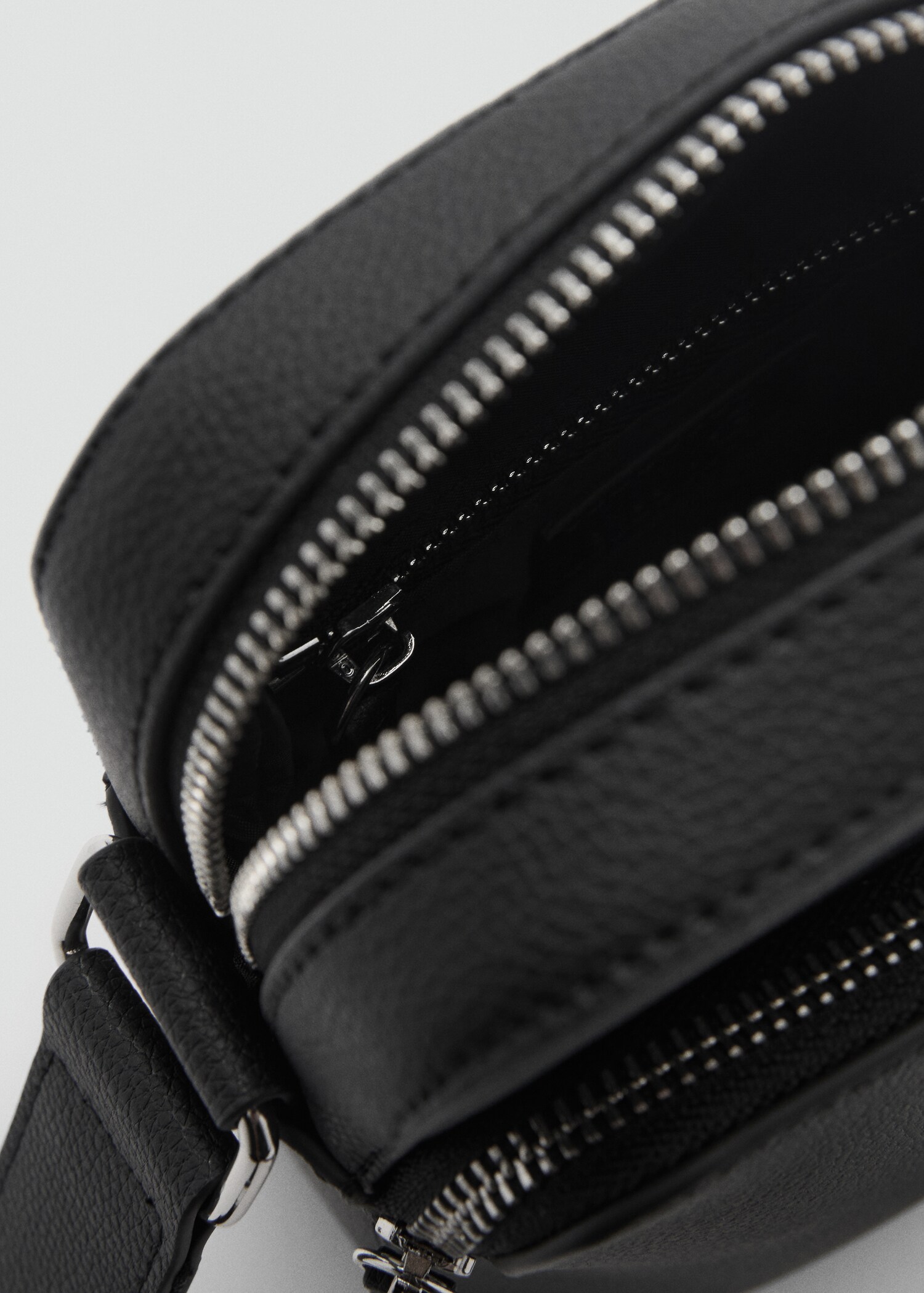 Patent leather-effect shoulder bag - Details of the article 2
