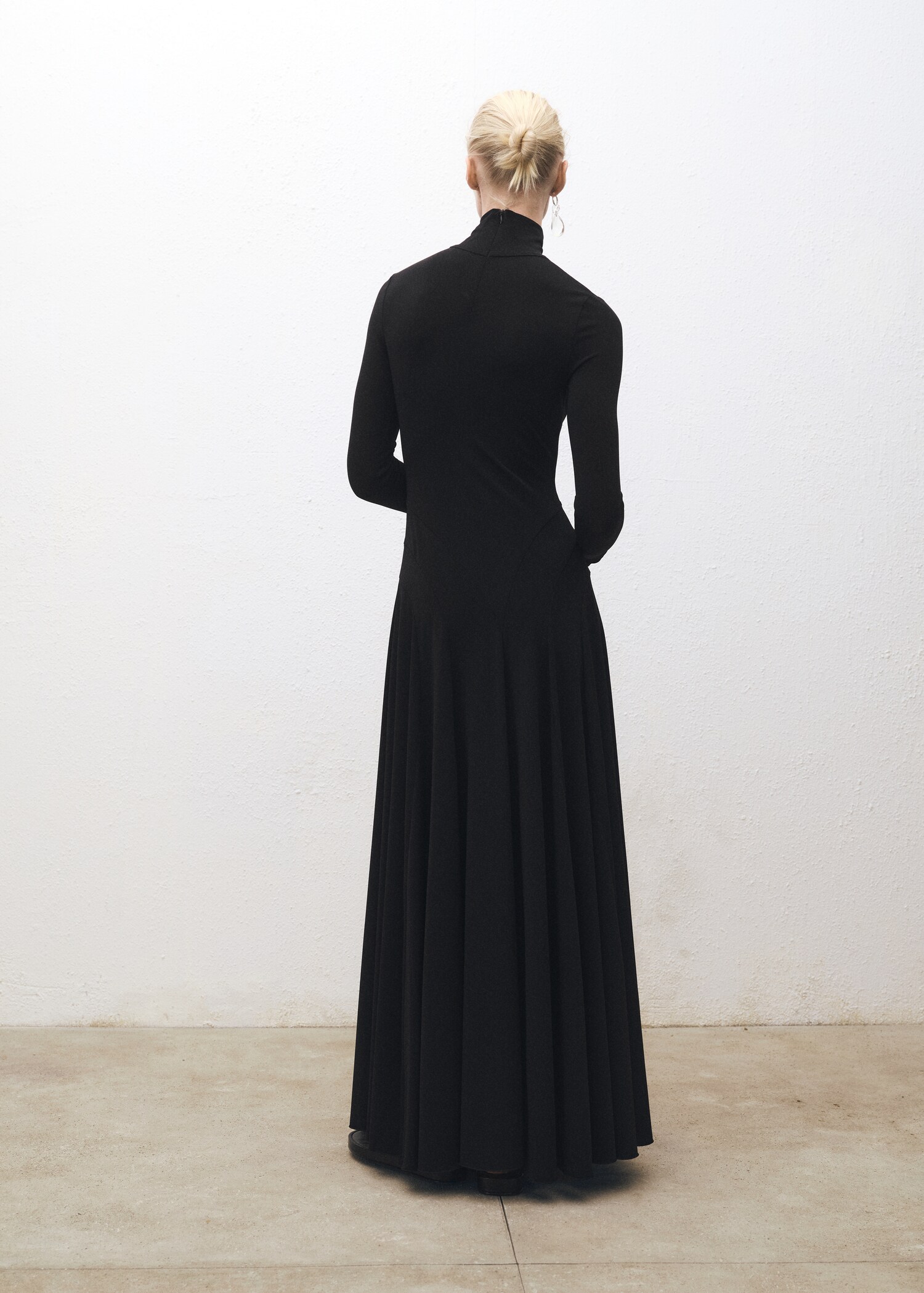 Turtleneck flared knitted dress - Reverse of the article