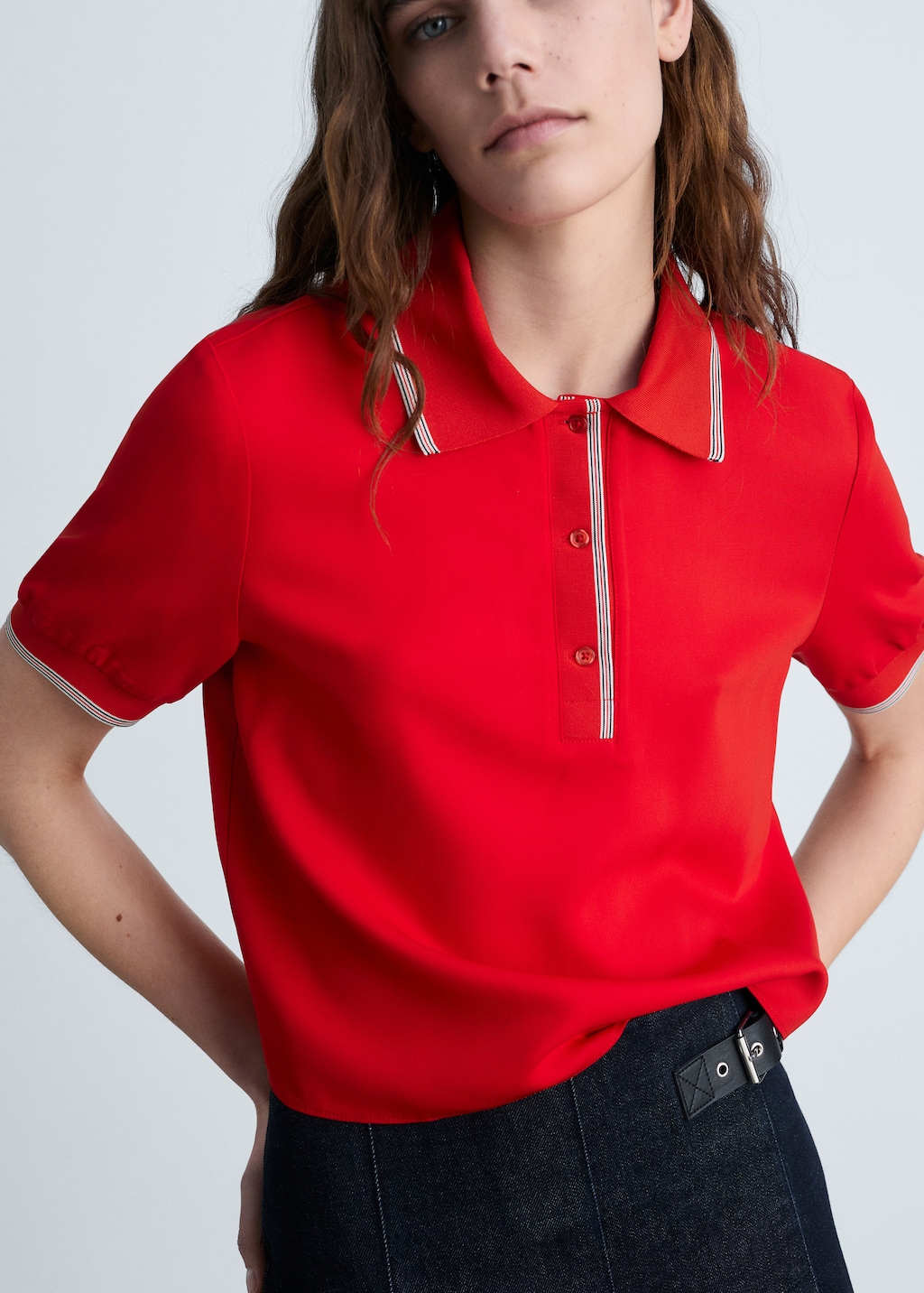 Polo crop ribetes contraste