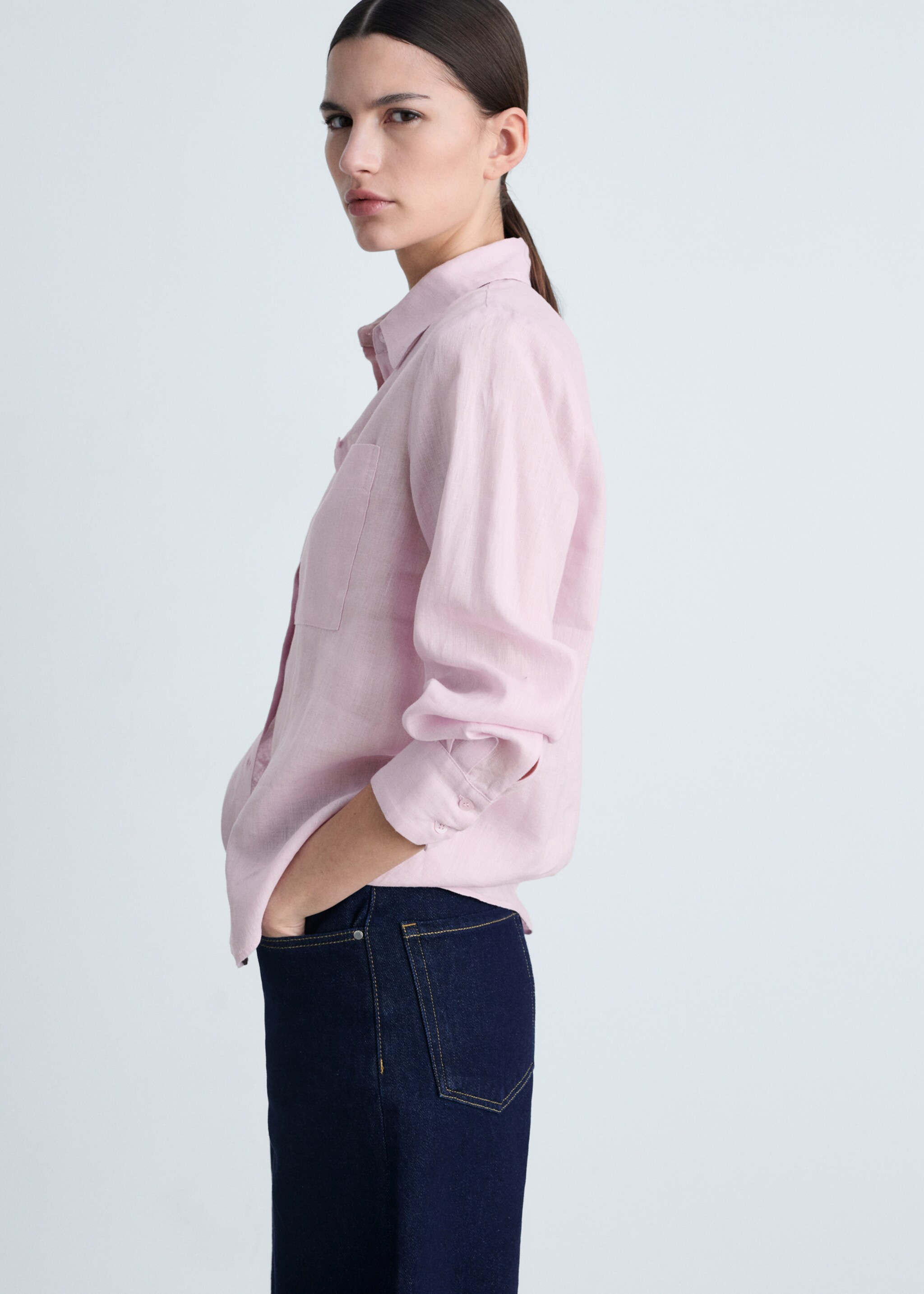 Camisa lino bolsillo - Plano medio