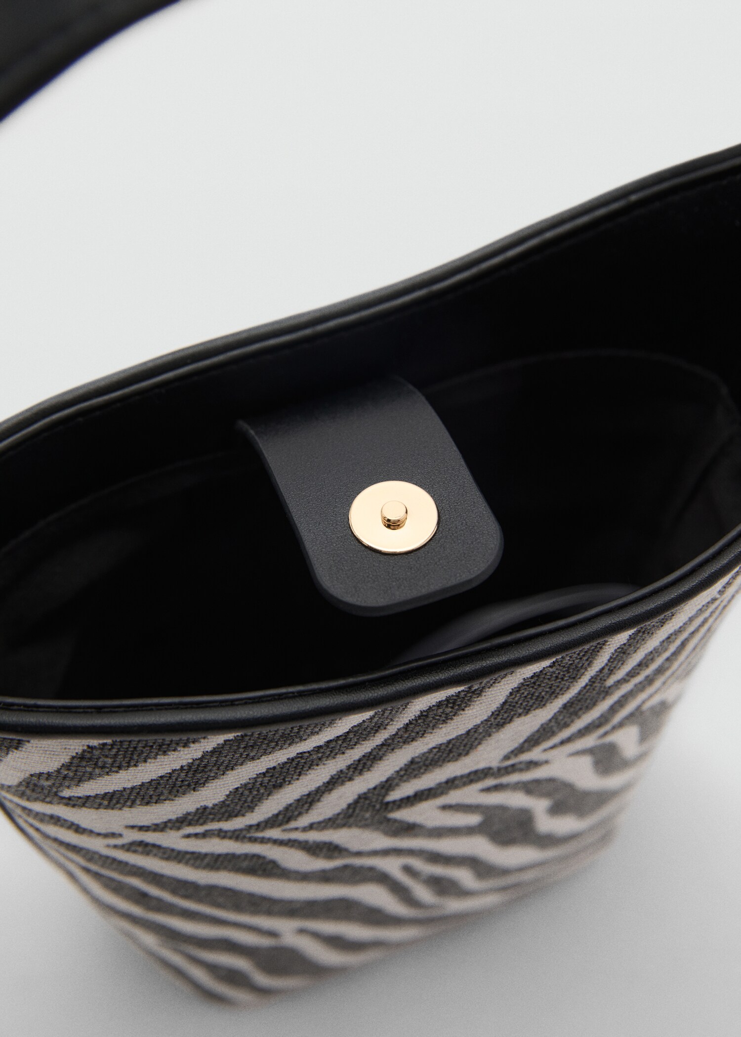 Zebra-print bucket bag - Details of the article 2