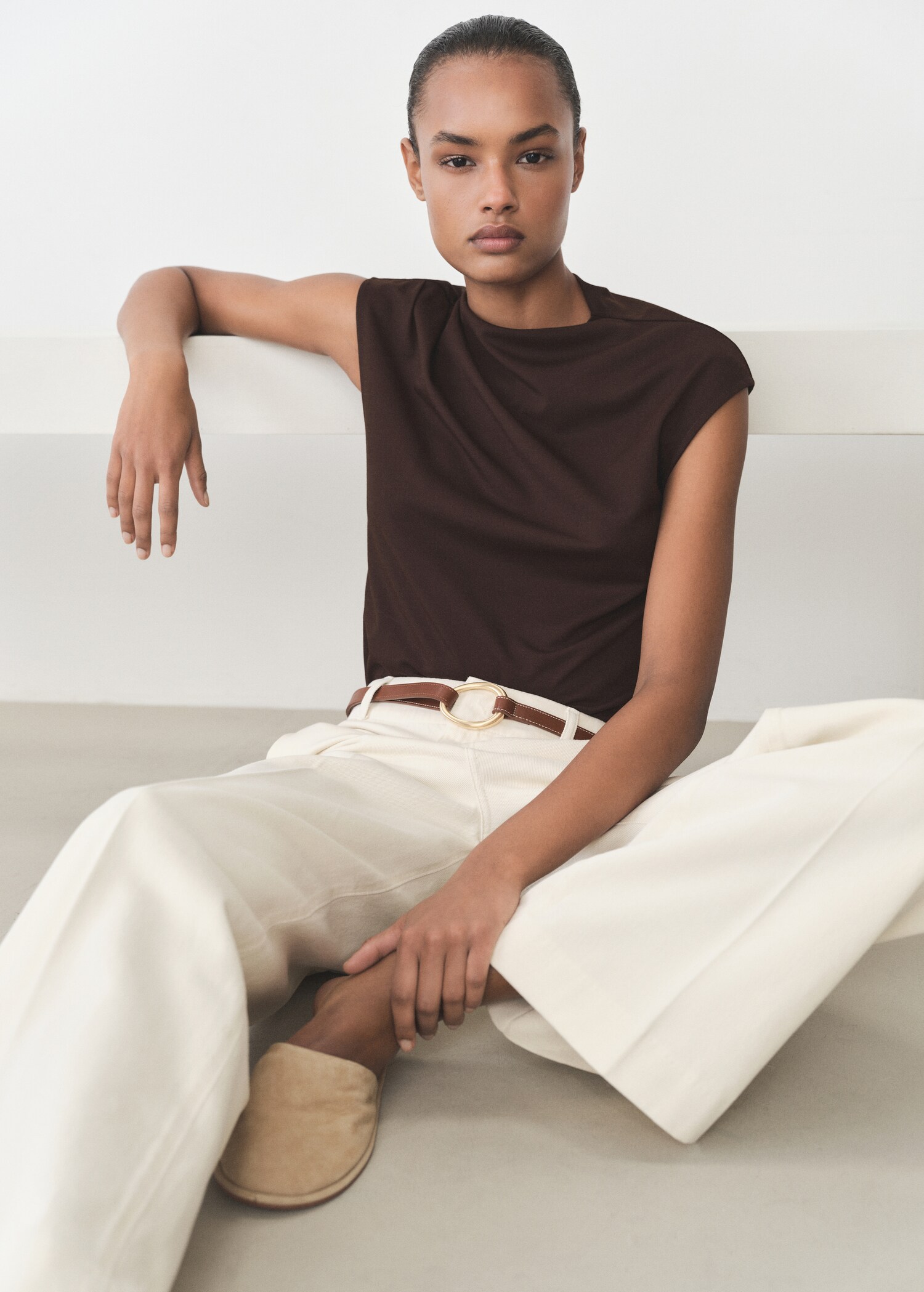 T-shirt with gathered asymmetrical neck - Details of the article 2