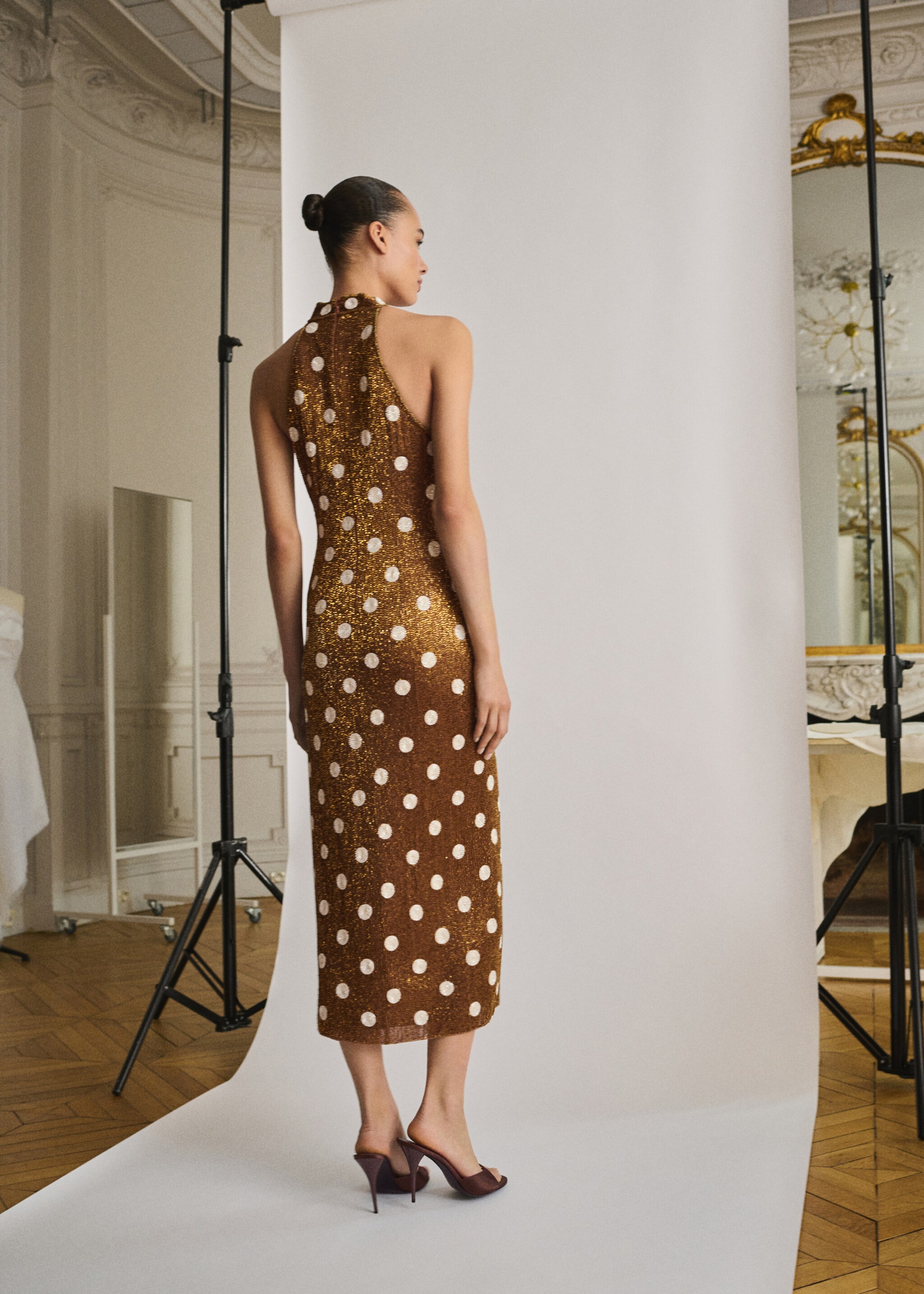 Halterkleid mit Punkten und Schmucksteinen - Rückseite des Artikels