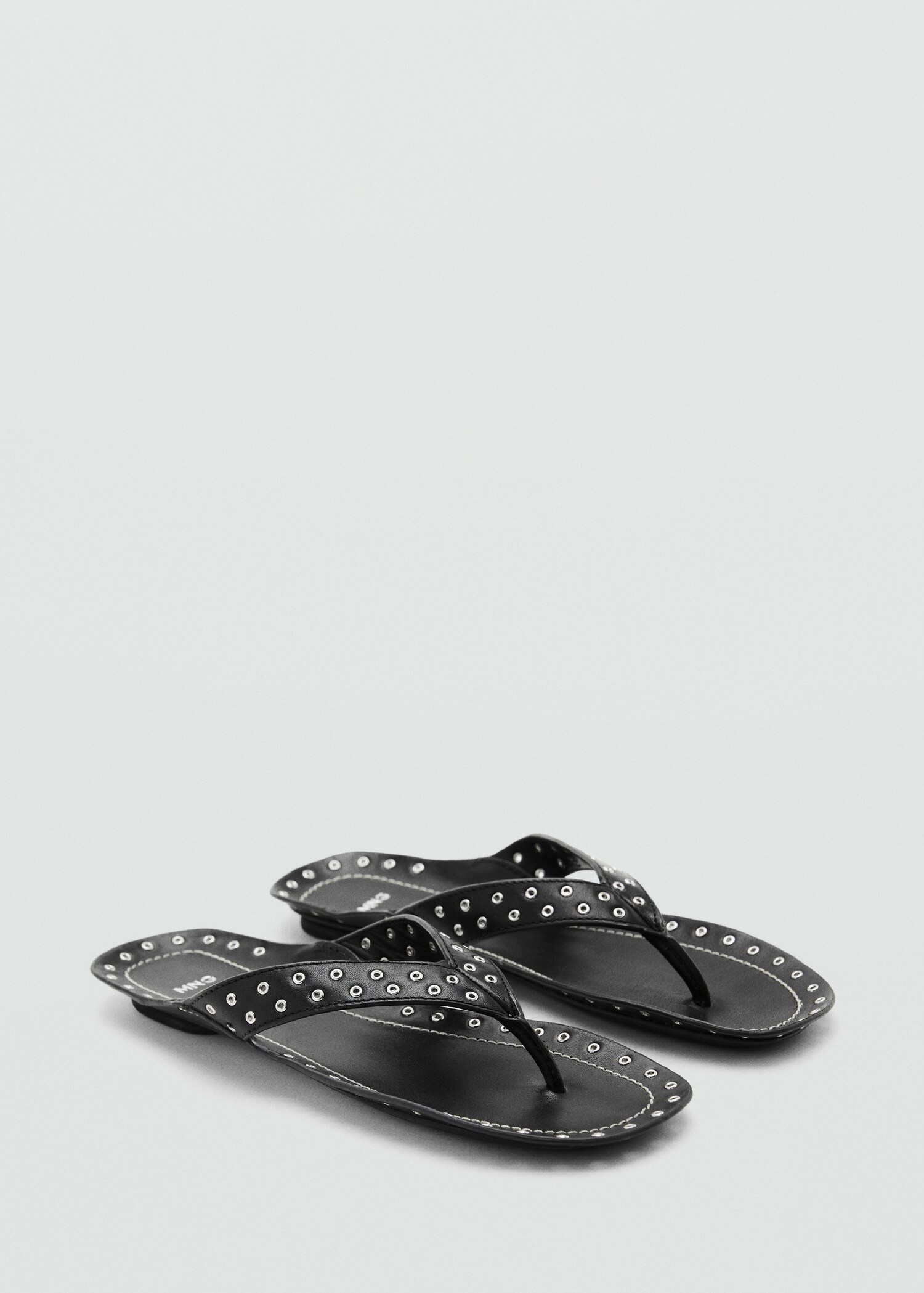Sandales cuir à œillets - Plan moyen