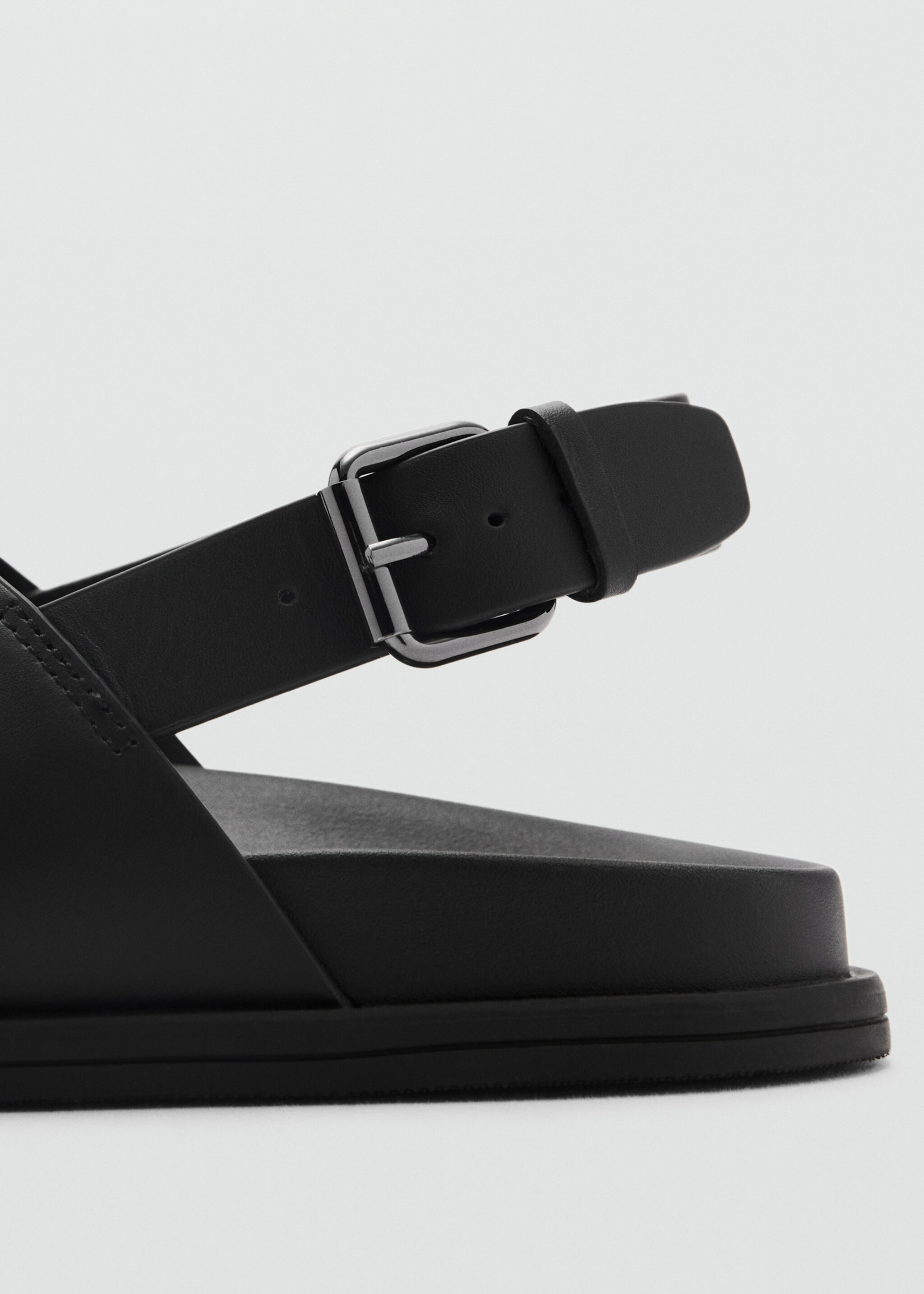 100% leather crossed strap sandal - Details of the article 2