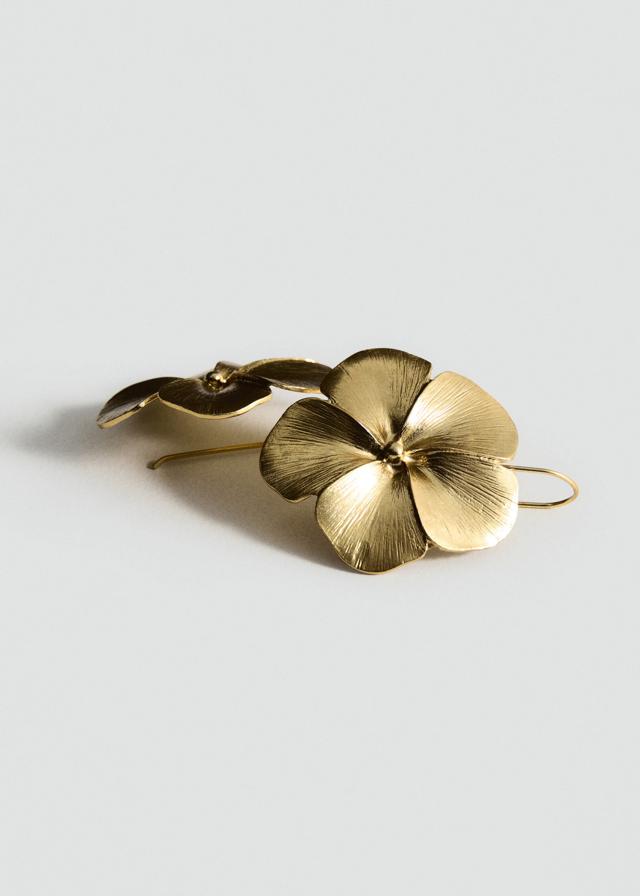 Flower-design earrings - Details of the article 1
