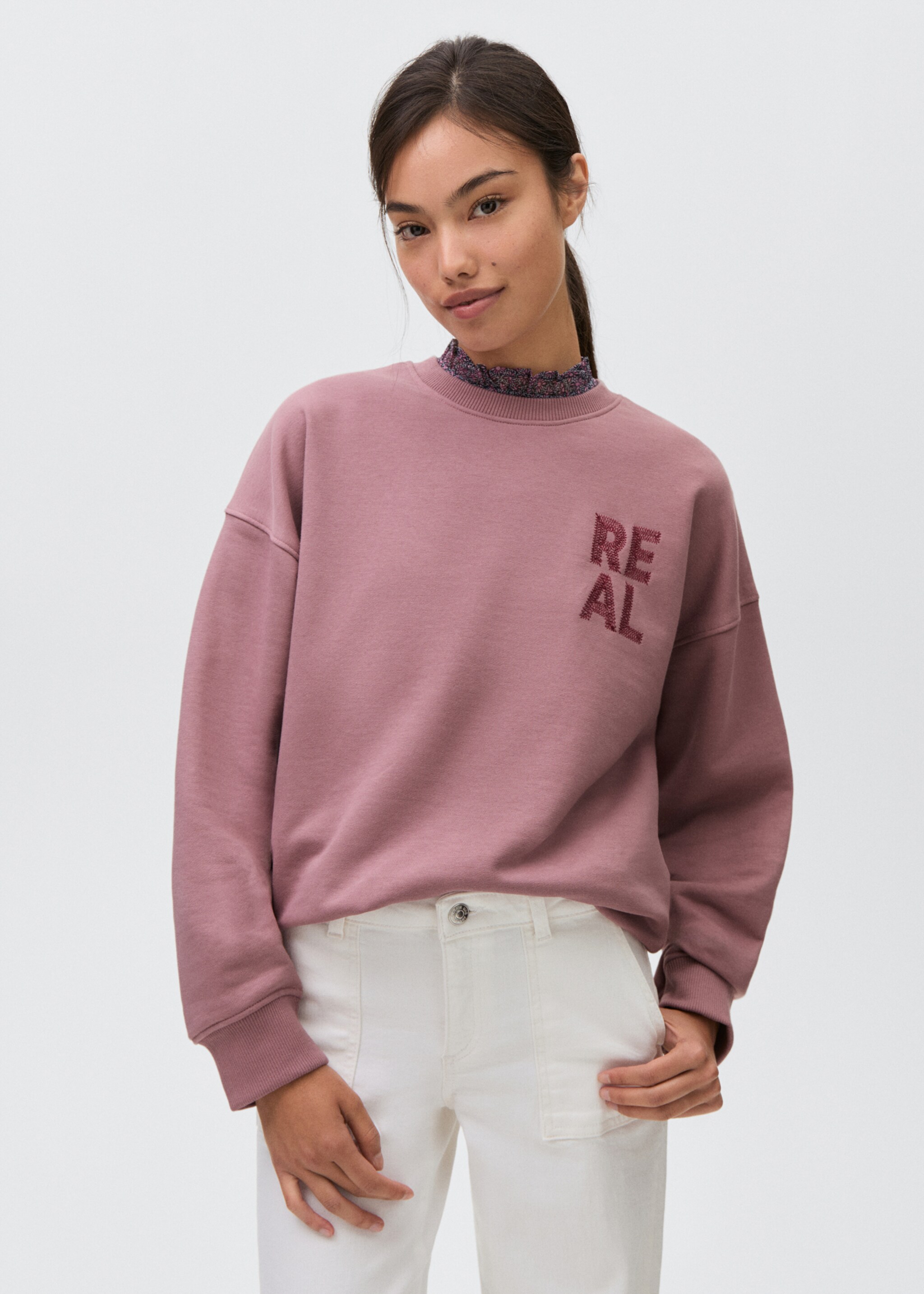 Sudadera mensaje bordado - Plano medio