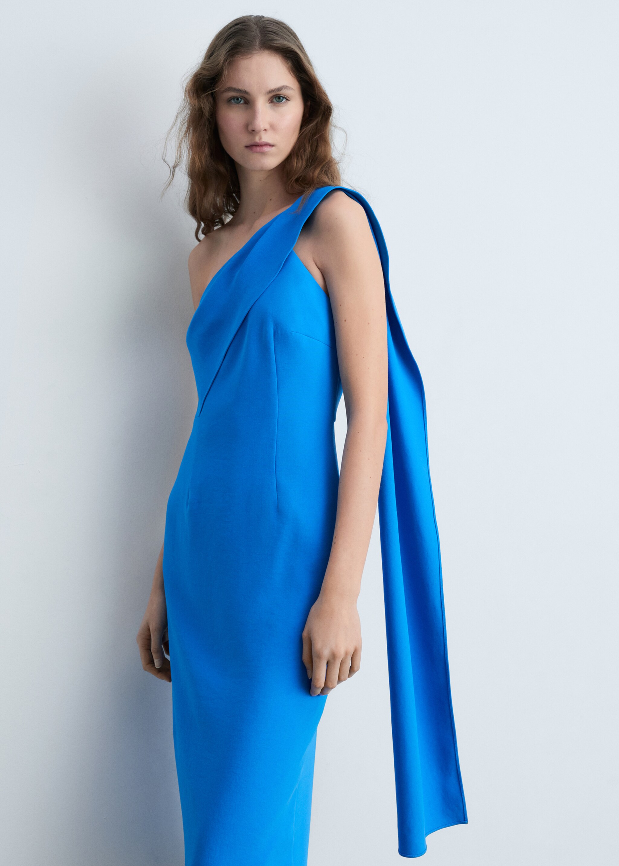 Asymmetrisches Kleid mit Schleife am Hals - Mittlere Ansicht