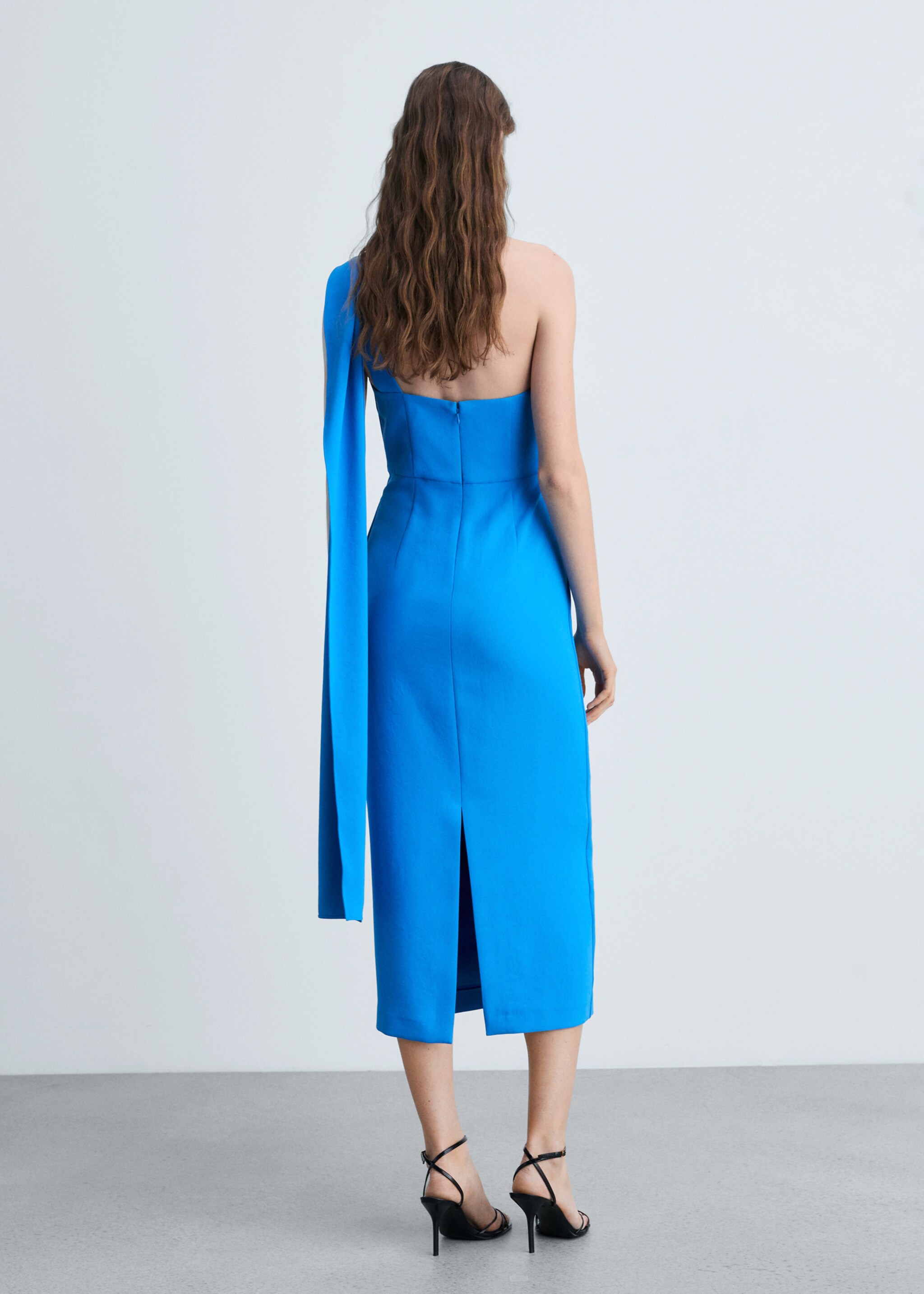 Asymmetrisches Kleid mit Schleife am Hals - Rückseite des Artikels