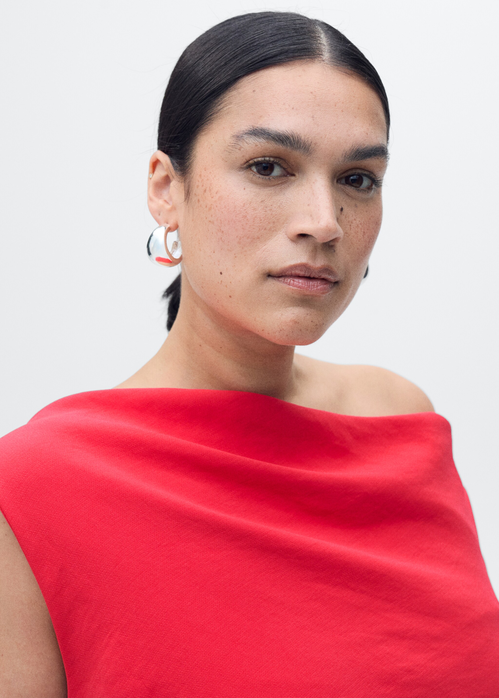 Langer asymmetrischer Jumpsuit mit Drapierung - Detail des Artikels 4