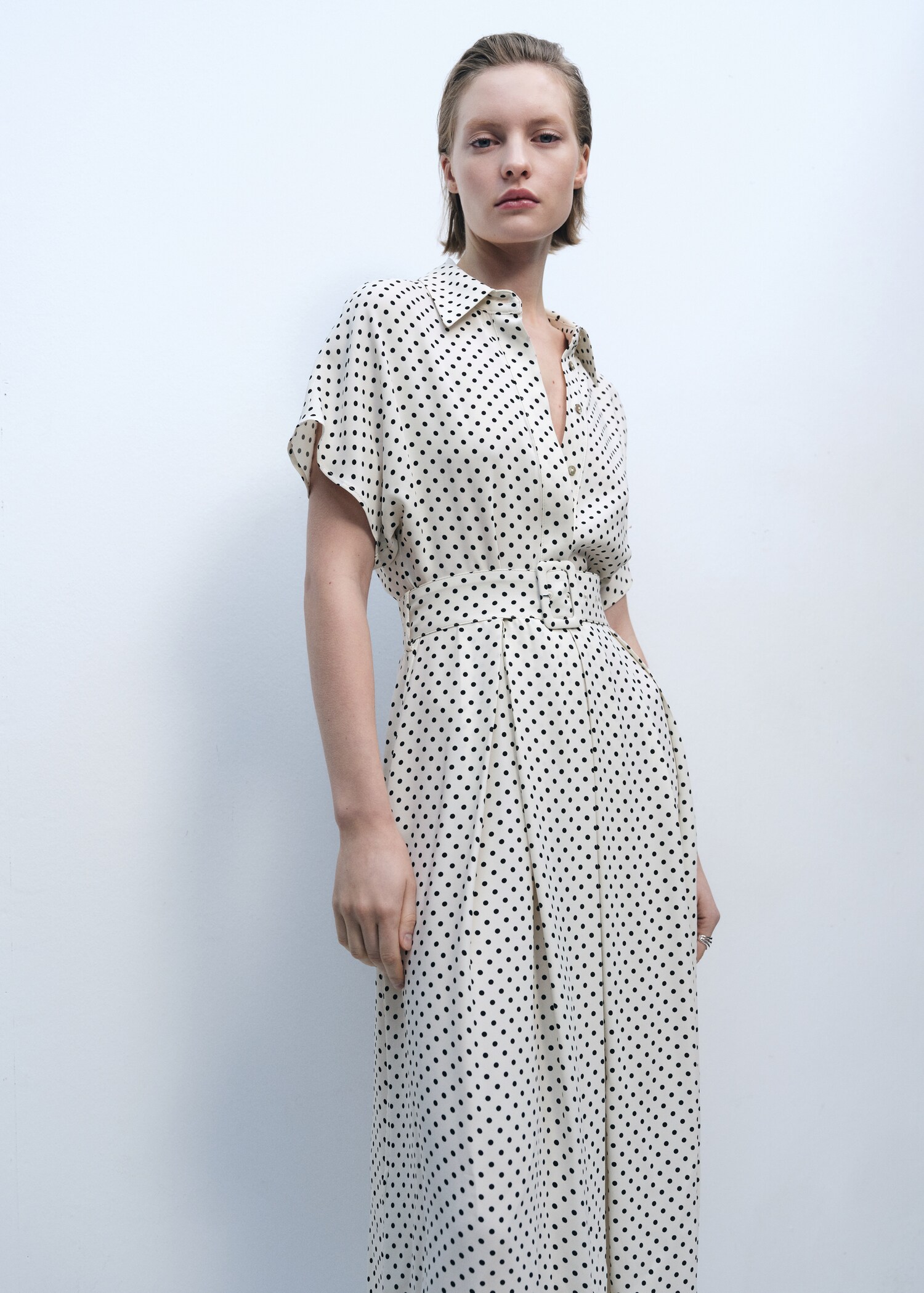 Robe à pois avec ceinture - Plan moyen