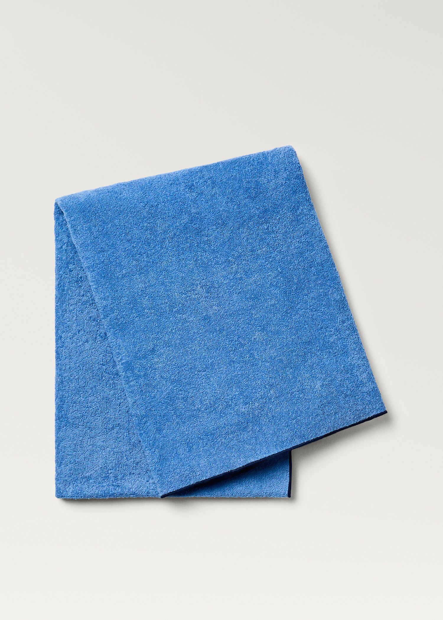 Beach towel with contrasting overlock - Article without model