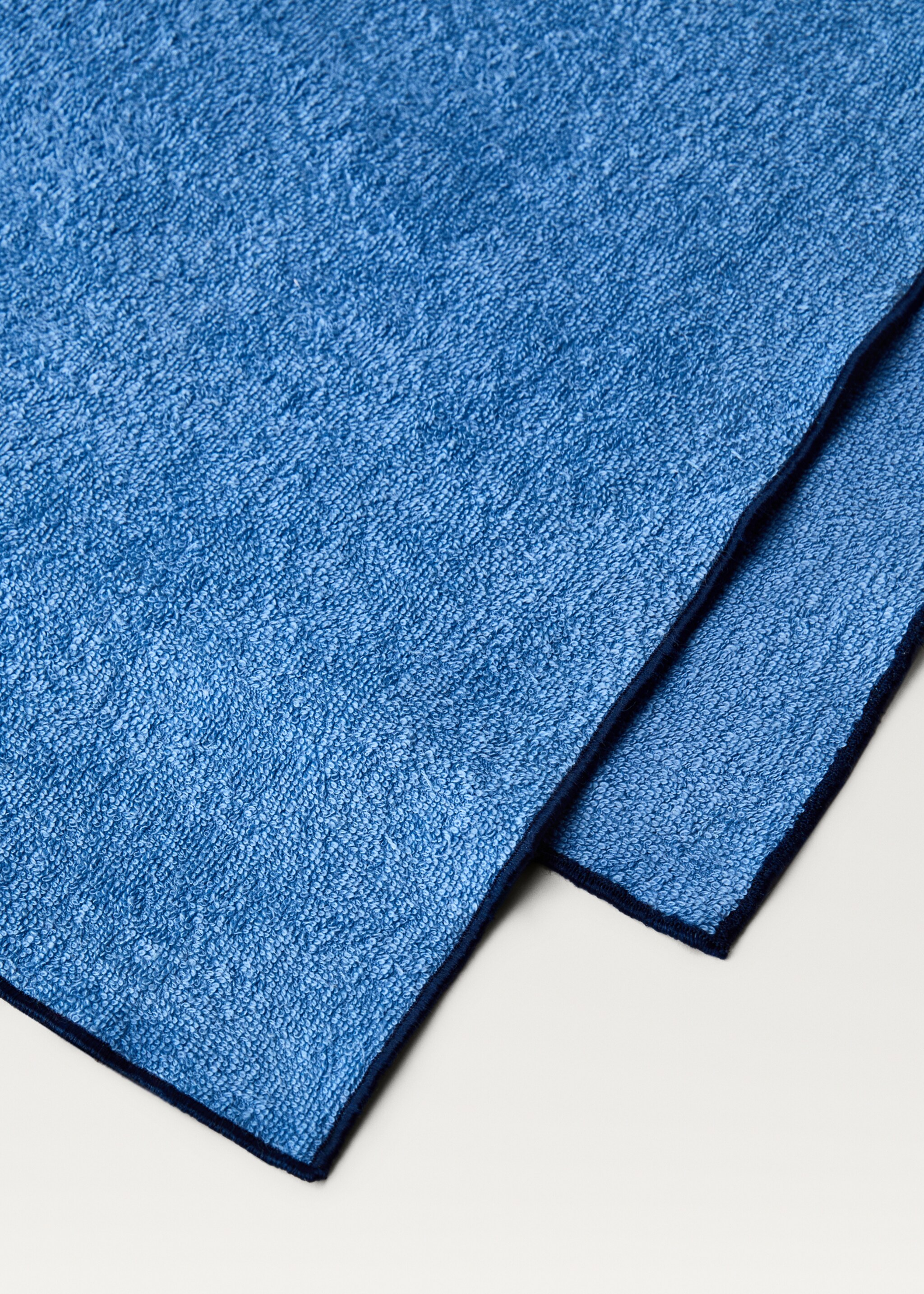 Beach towel with contrasting overlock - Details of the article 1