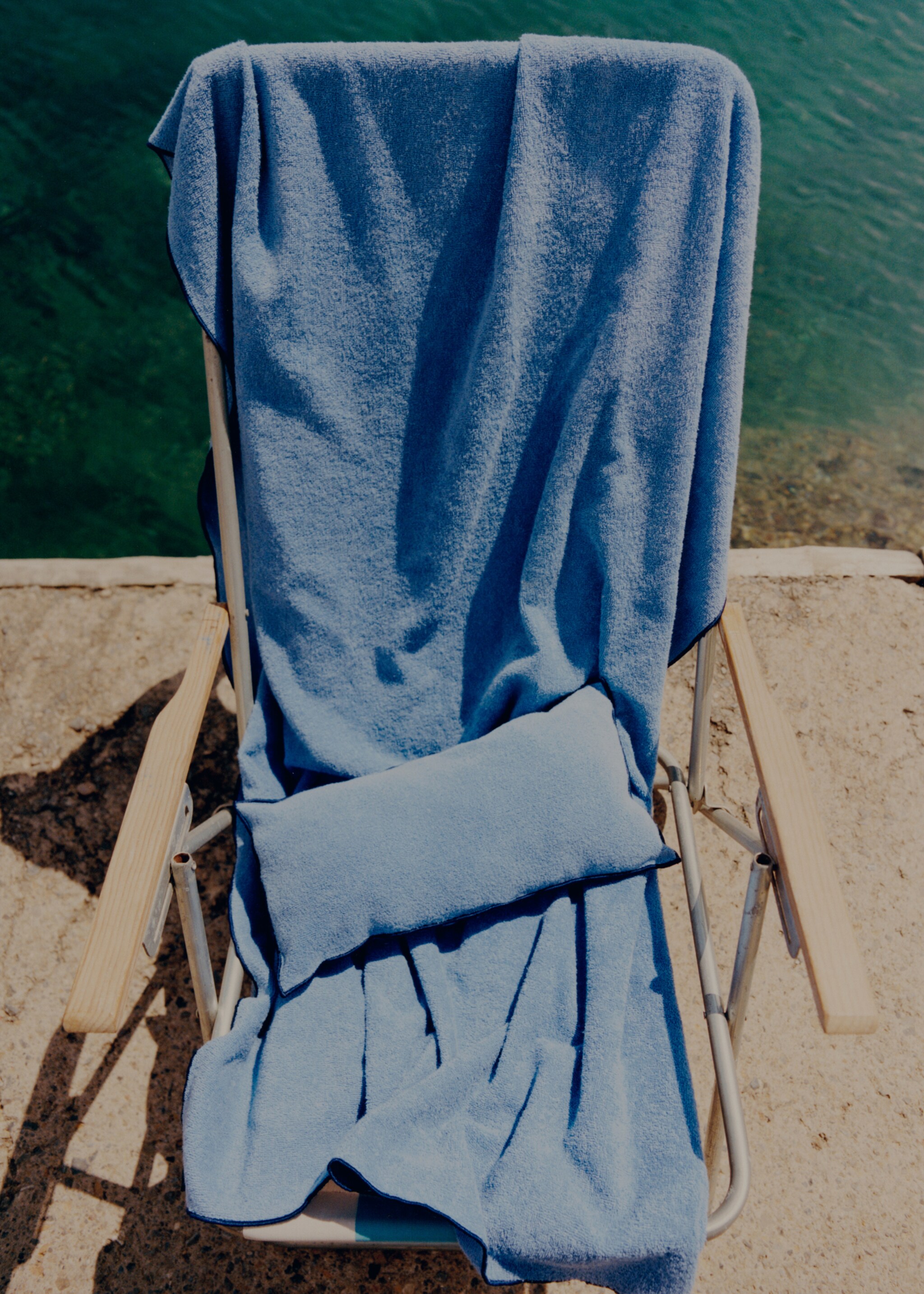 Beach towel with contrasting overlock - Details of the article 6