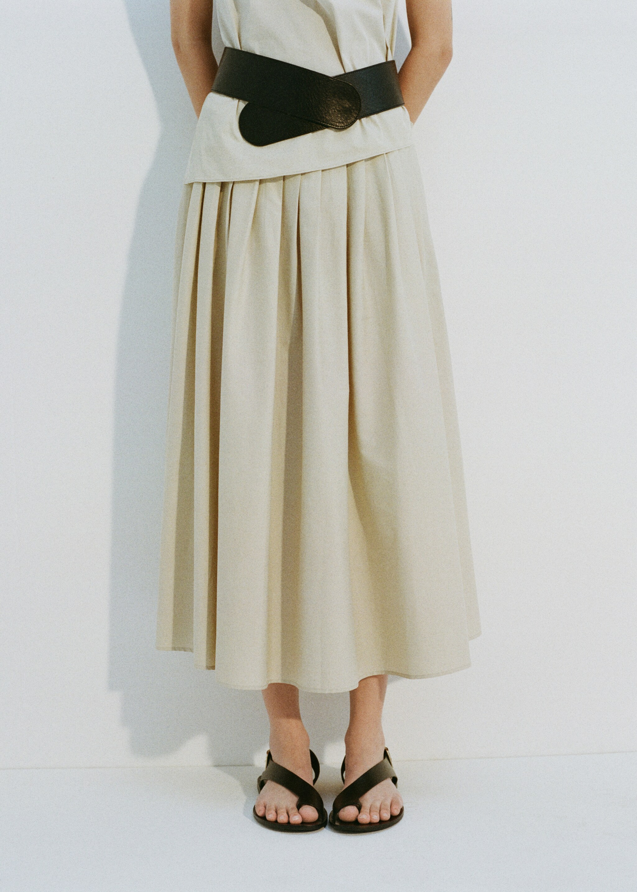 Flared skirt with pleated detail - Details of the article 7