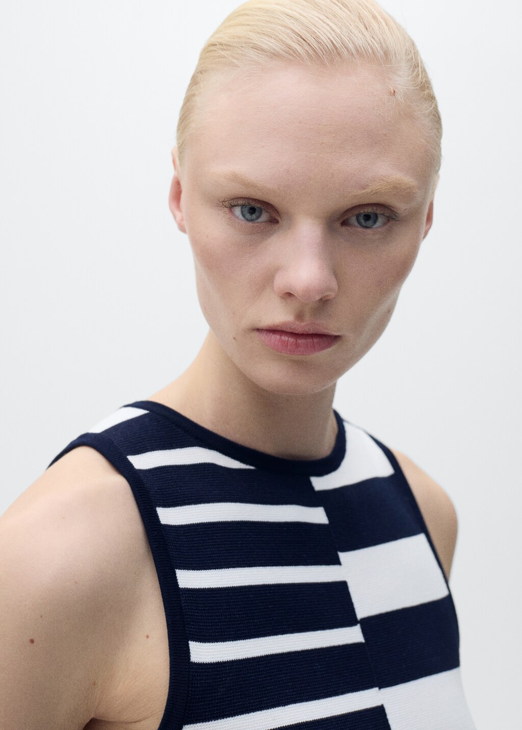 Knitted dress with combined stripes - image 4