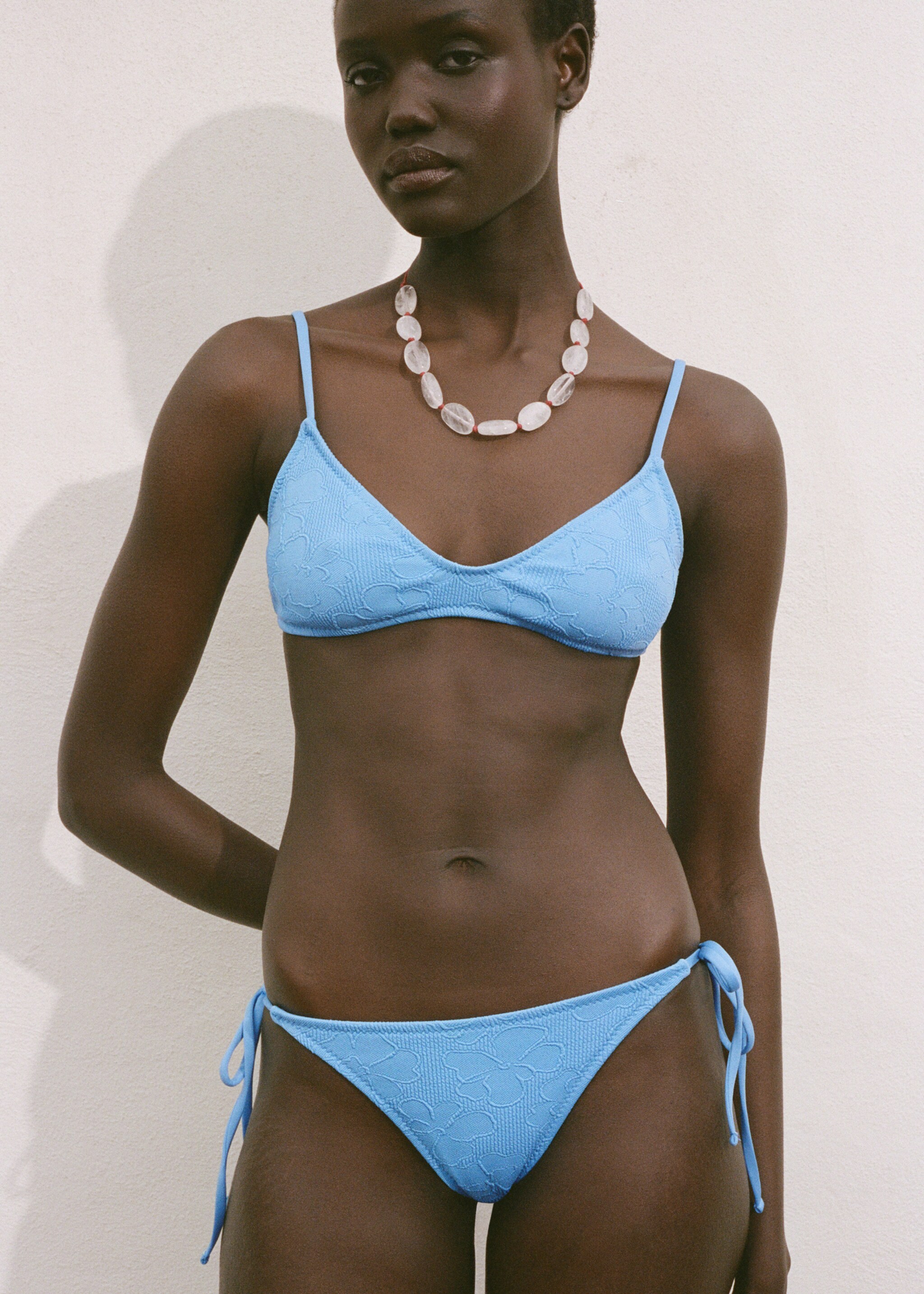 Braguita bikini bordado floral - Plano medio