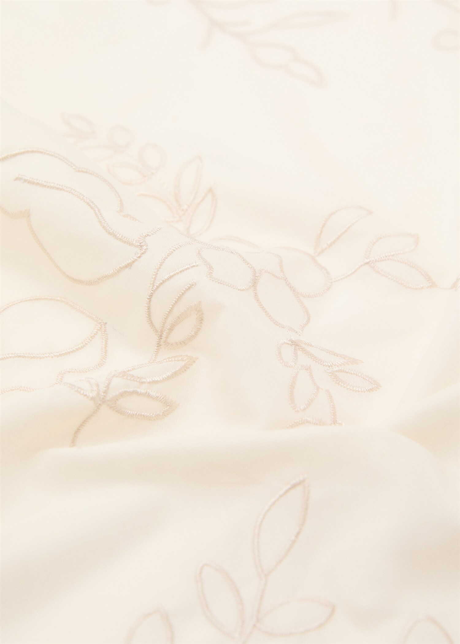 Foulard en coton broderie florale - Plan moyen