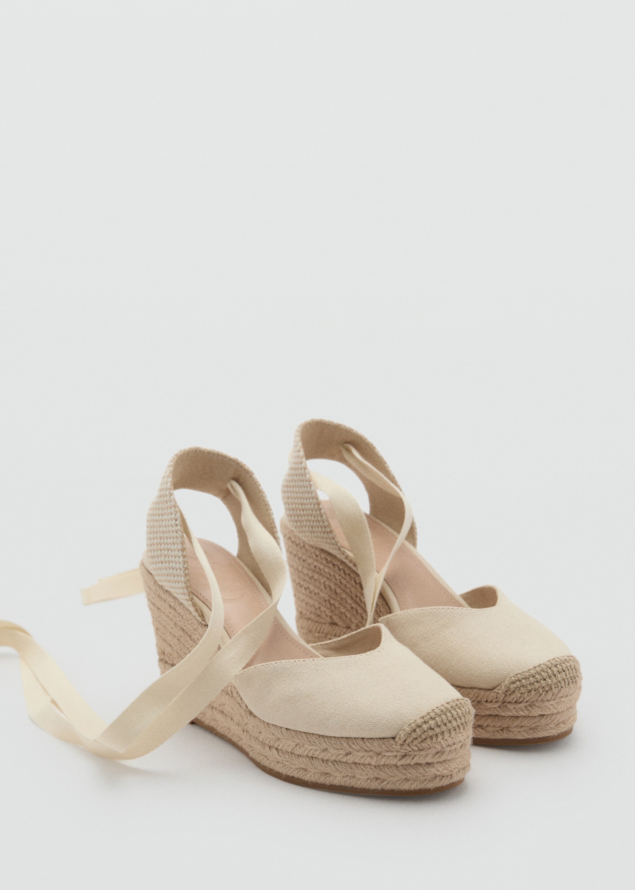 Espadrilles à lanières - Plan moyen