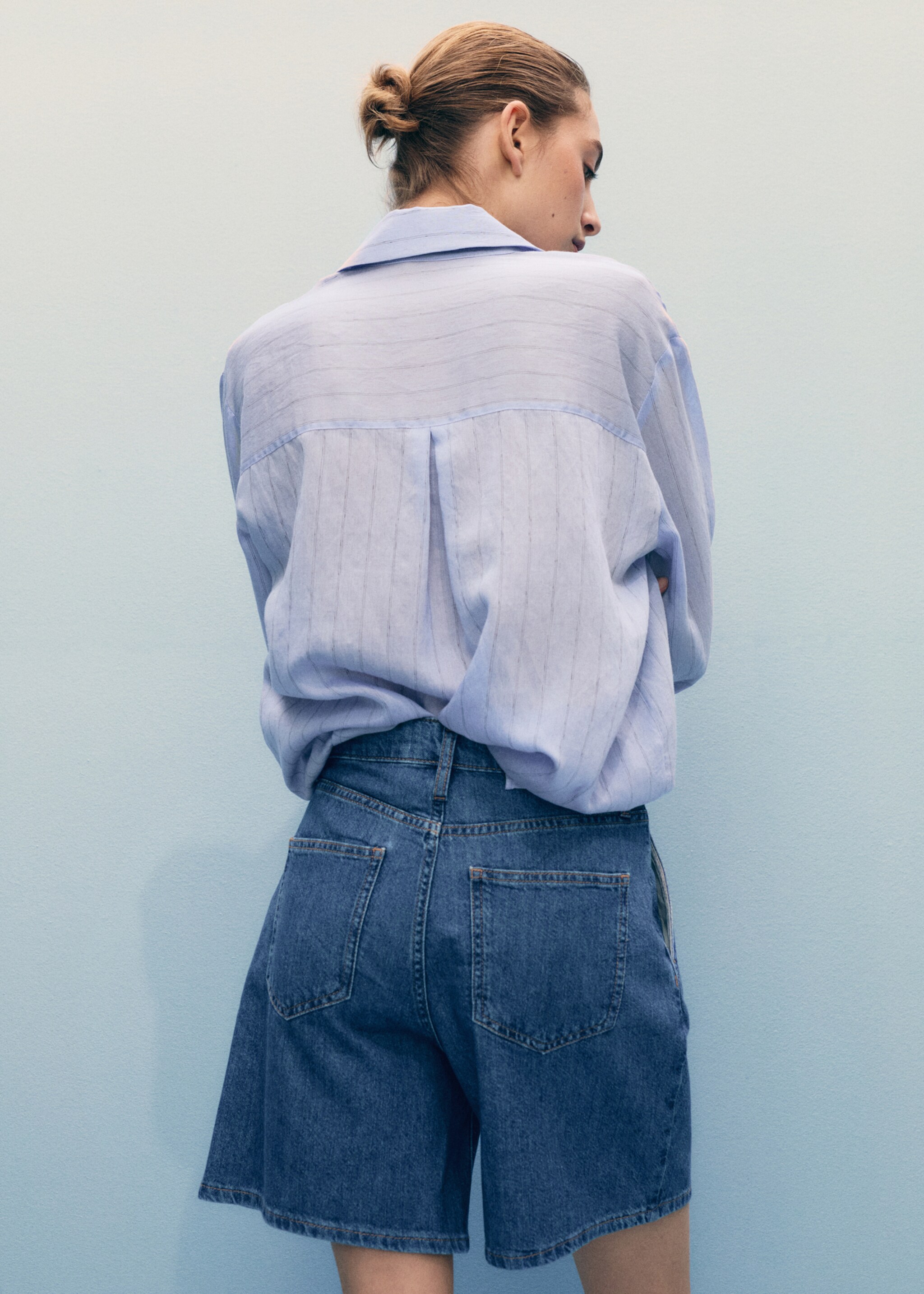 Mid-rise denim bermuda shorts with pleats - Reverse of the article