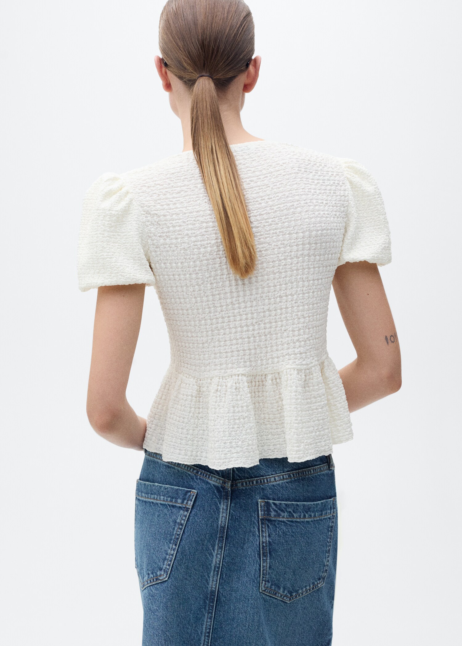 Textured blouse with bow closure - Reverse of the article