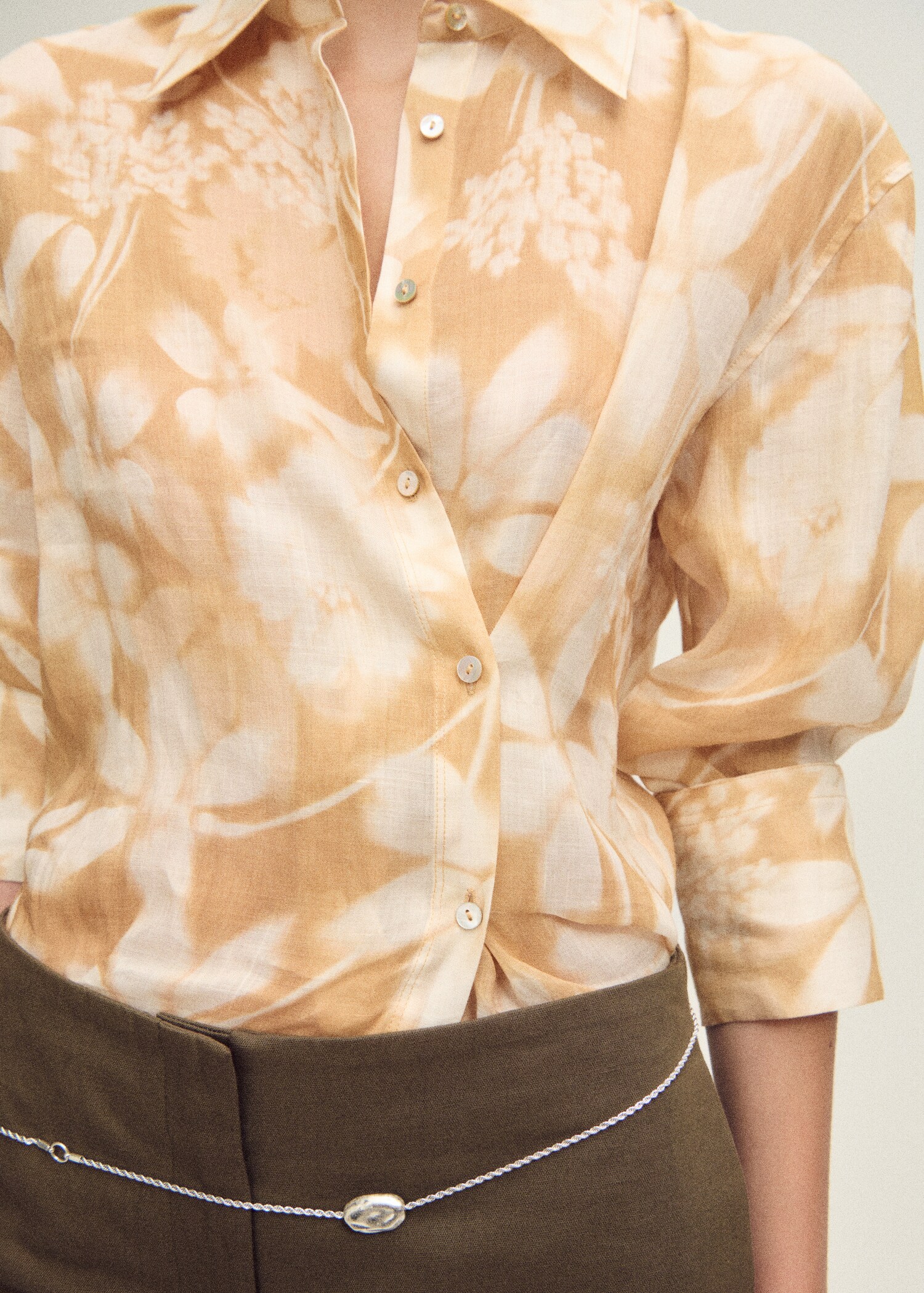 Ramie shirt with multi-position closure - Details of the article 1