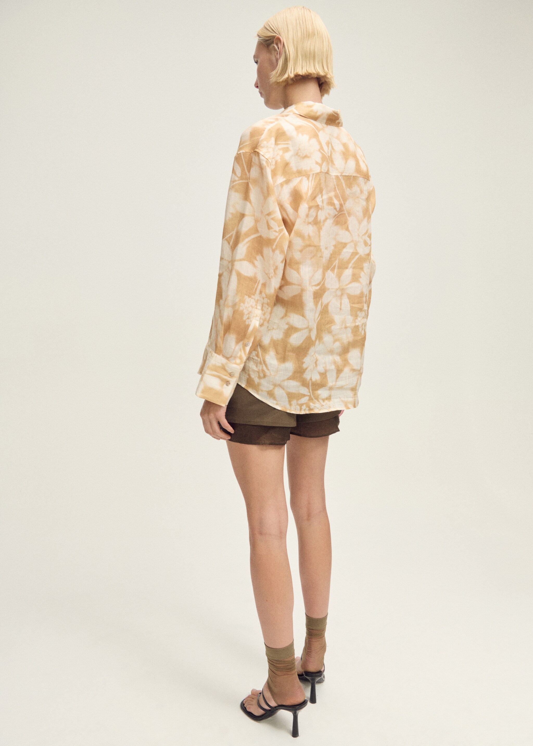 Ramie shirt with multi-position closure - Reverse of the article