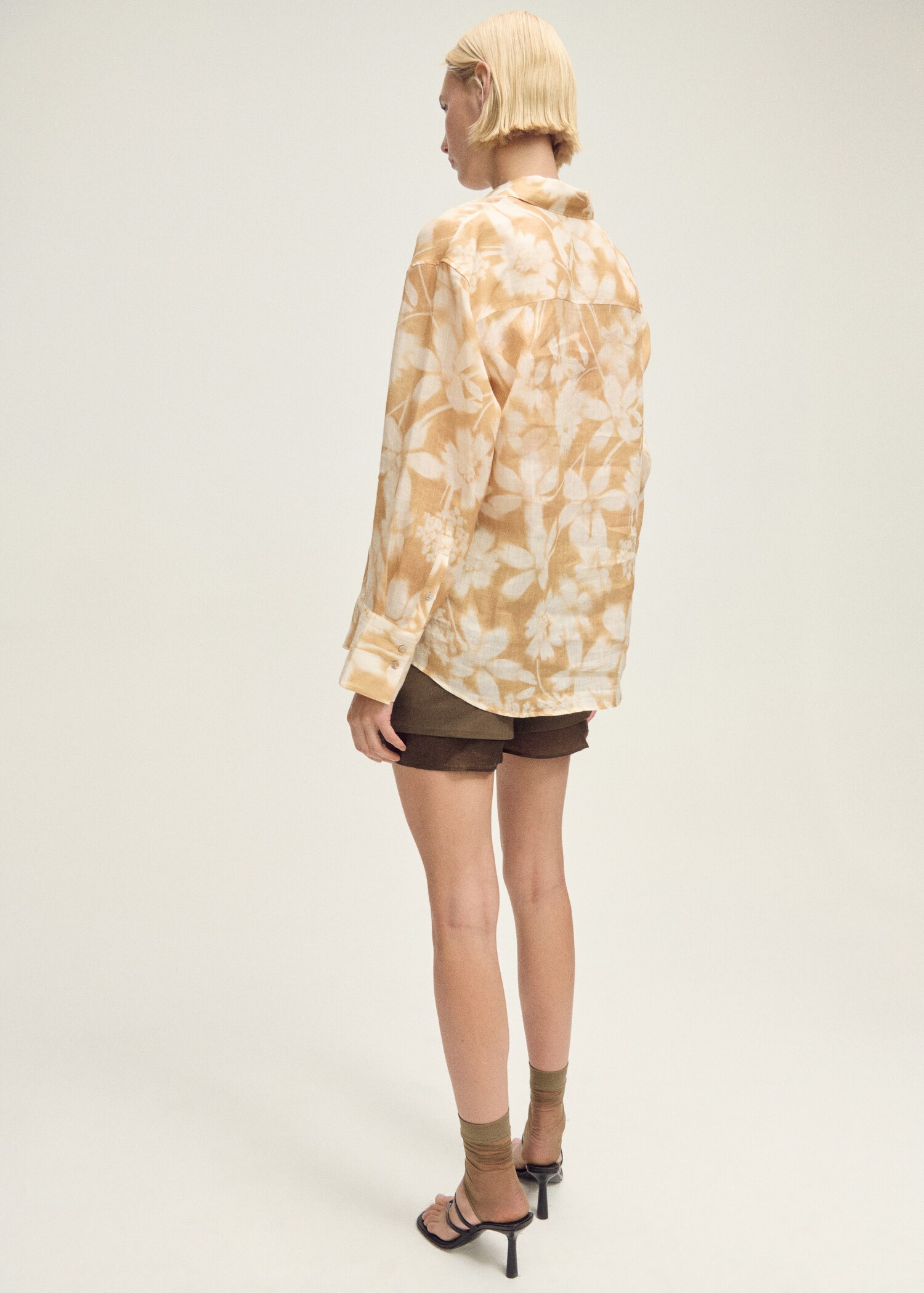 Ramie shirt with multi-position closure - Reverse of the article