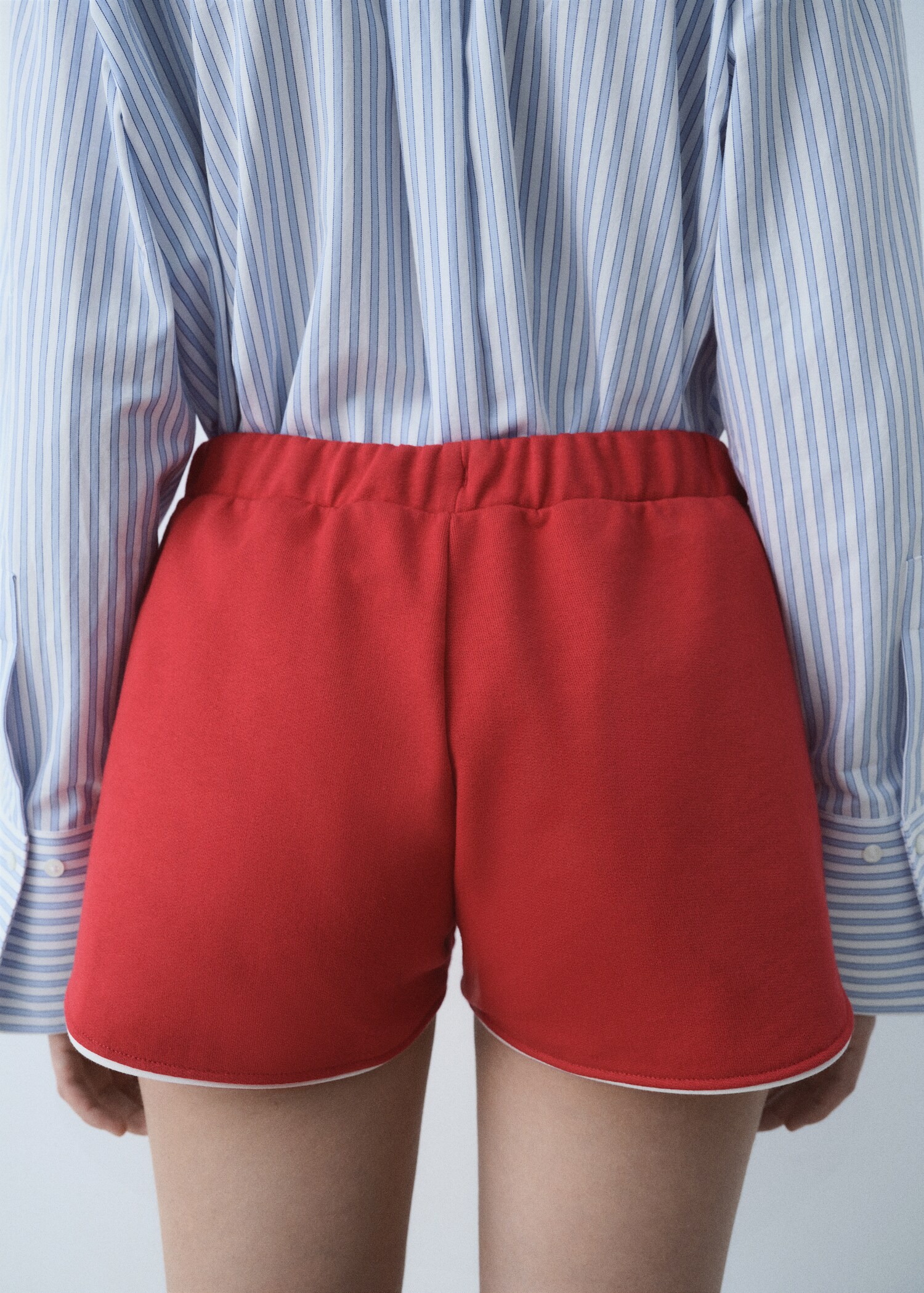 Baumwollshorts mit aufgedrucktem Schriftzug - Rückseite des Artikels