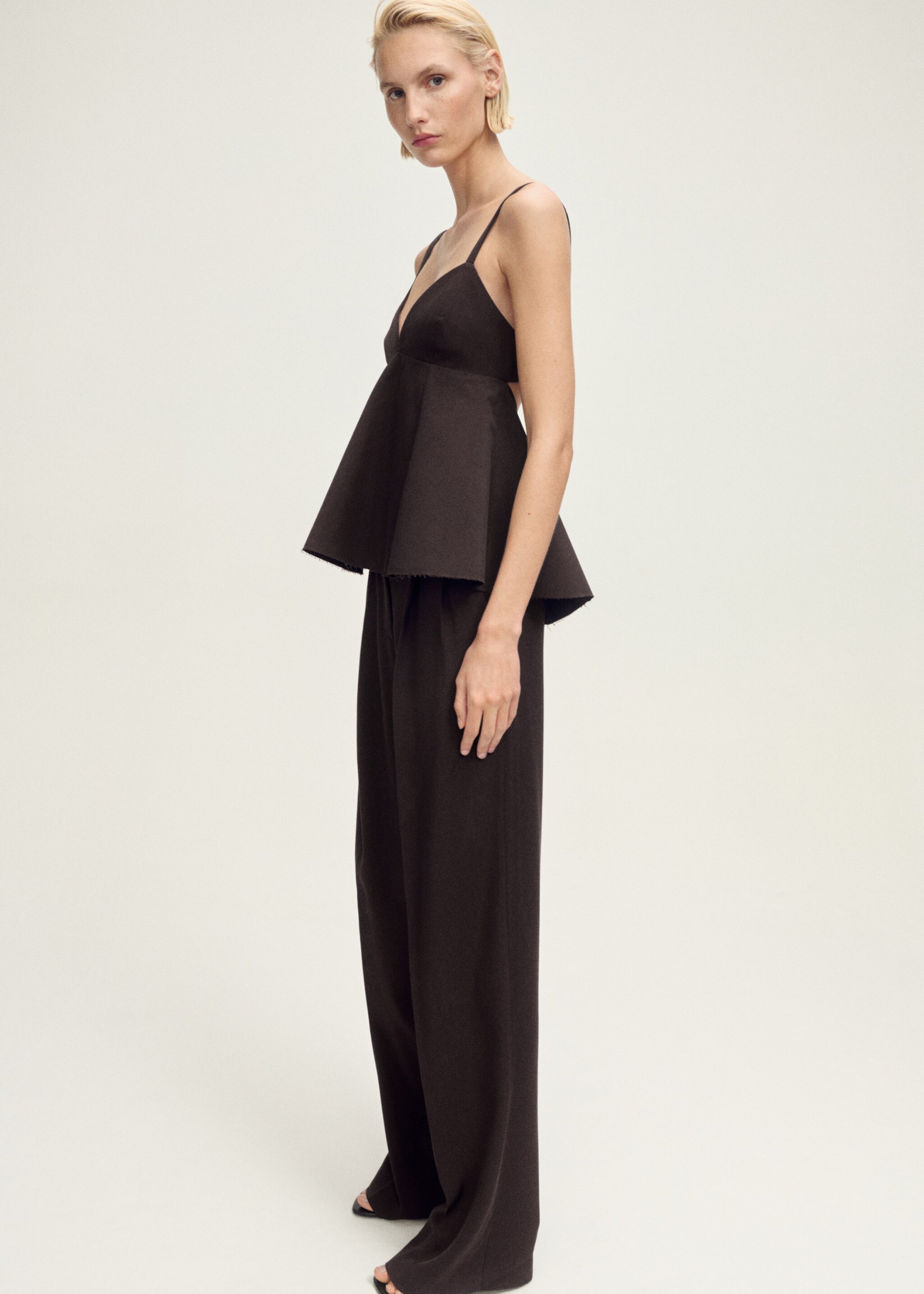 V-neck top with open back - Details of the article 2