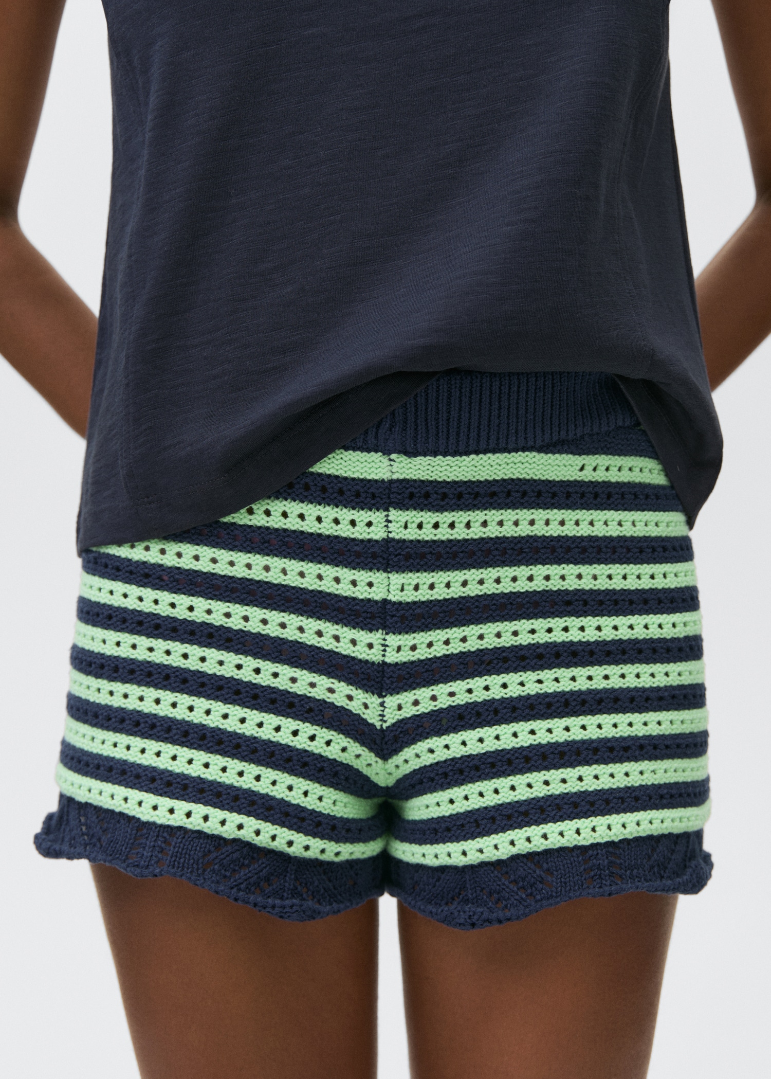 Shorts crochet contraste - Plano medio