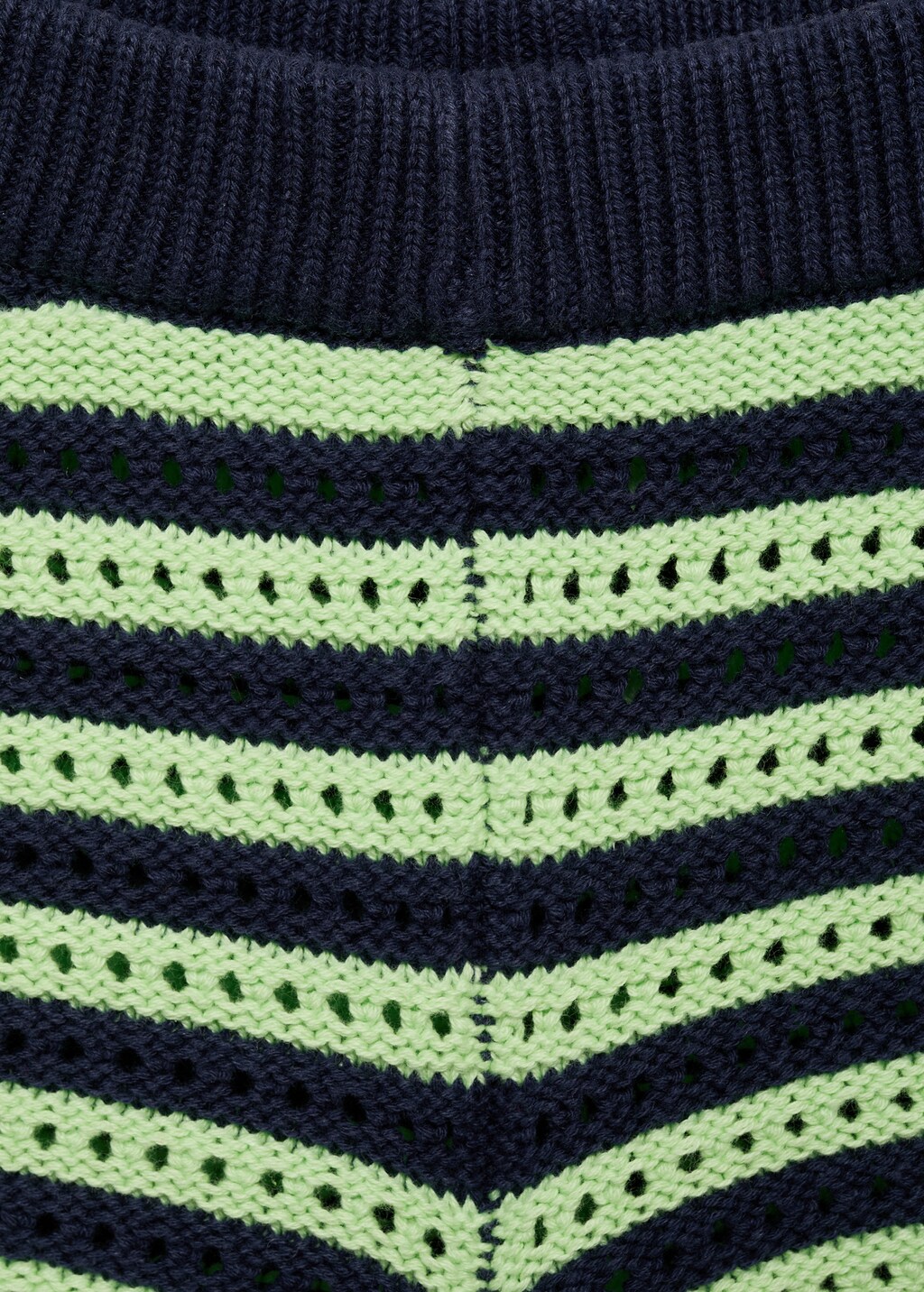 Contrasting crochet shorts