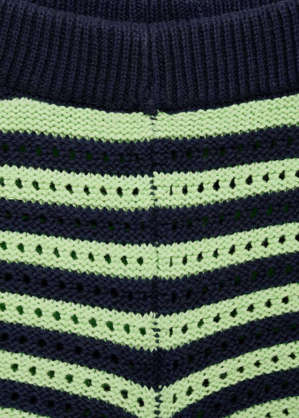 Contrasting crochet shorts