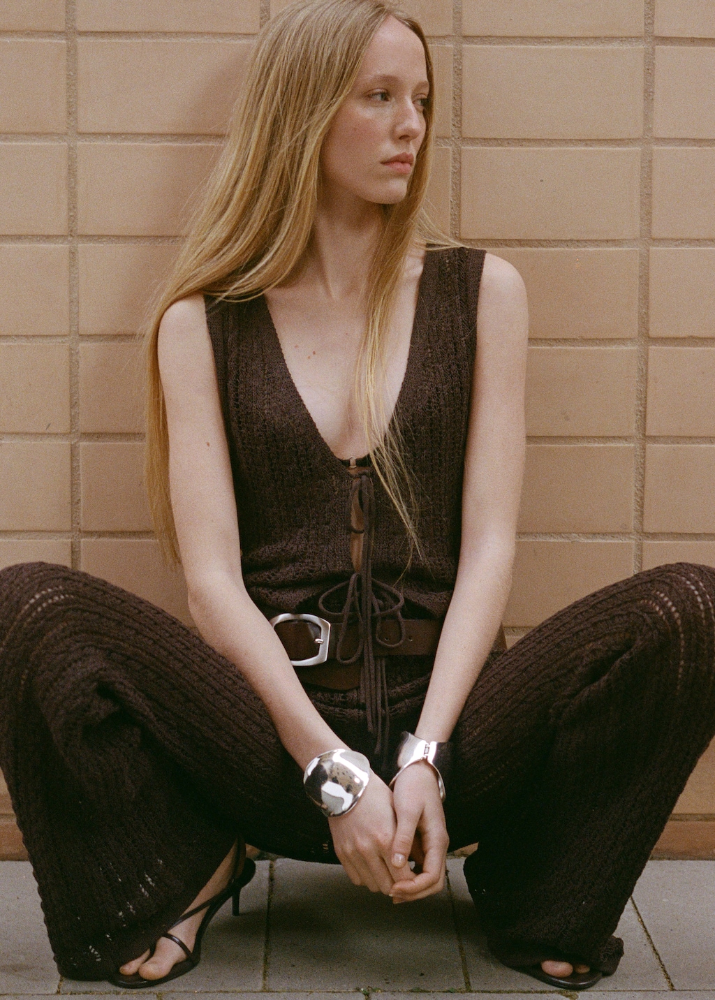 Knitted vest with bow closure