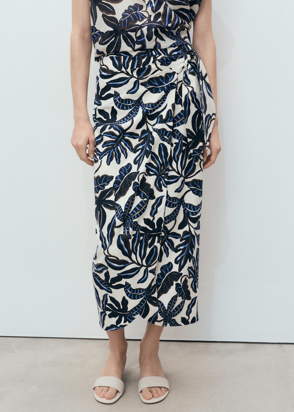 Printed skirt with knot detail - Women | MANGO Indonesia Printed skirt with knot detail - Women | MANGO Indonesia