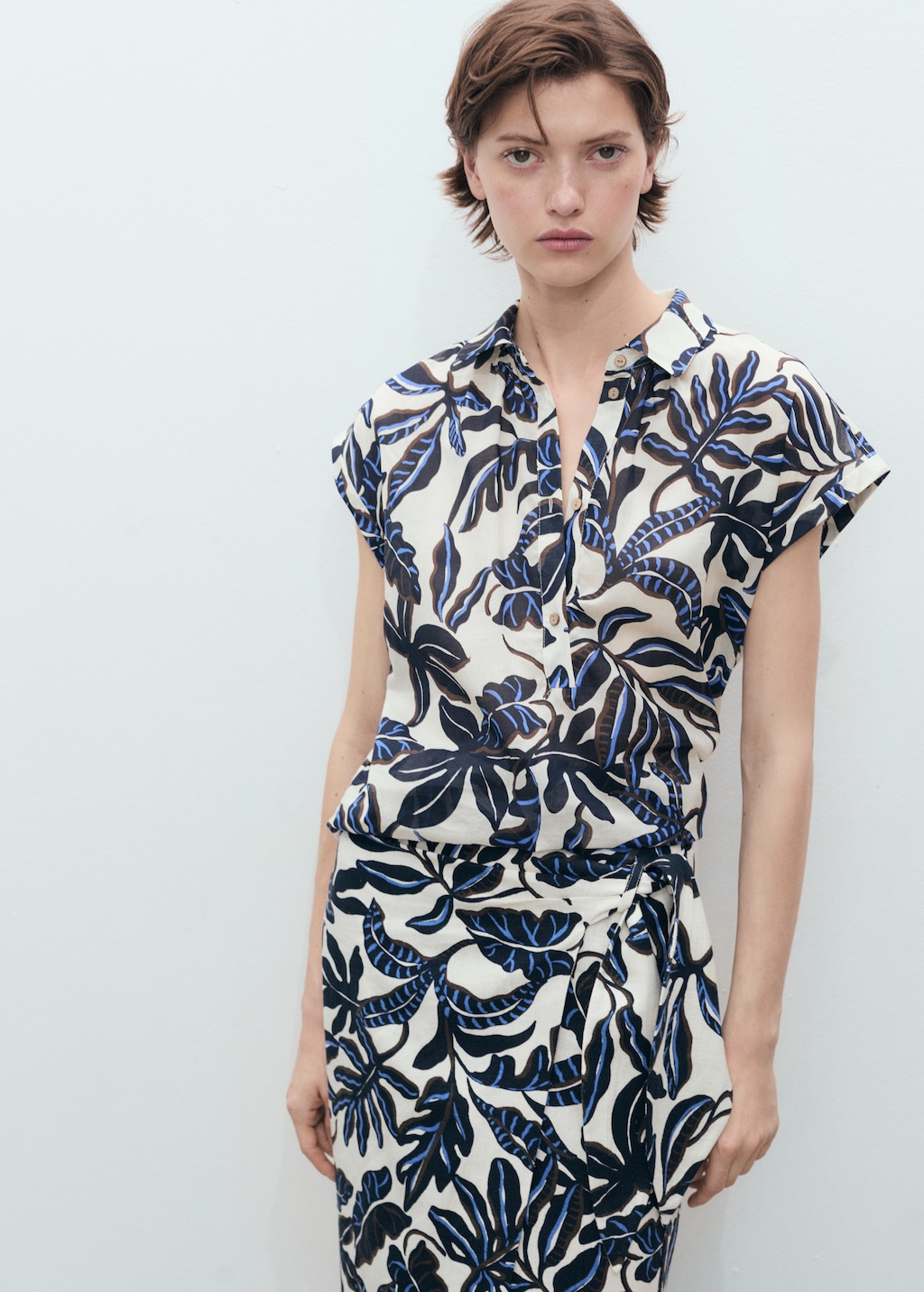 Linen skirt with knot detail