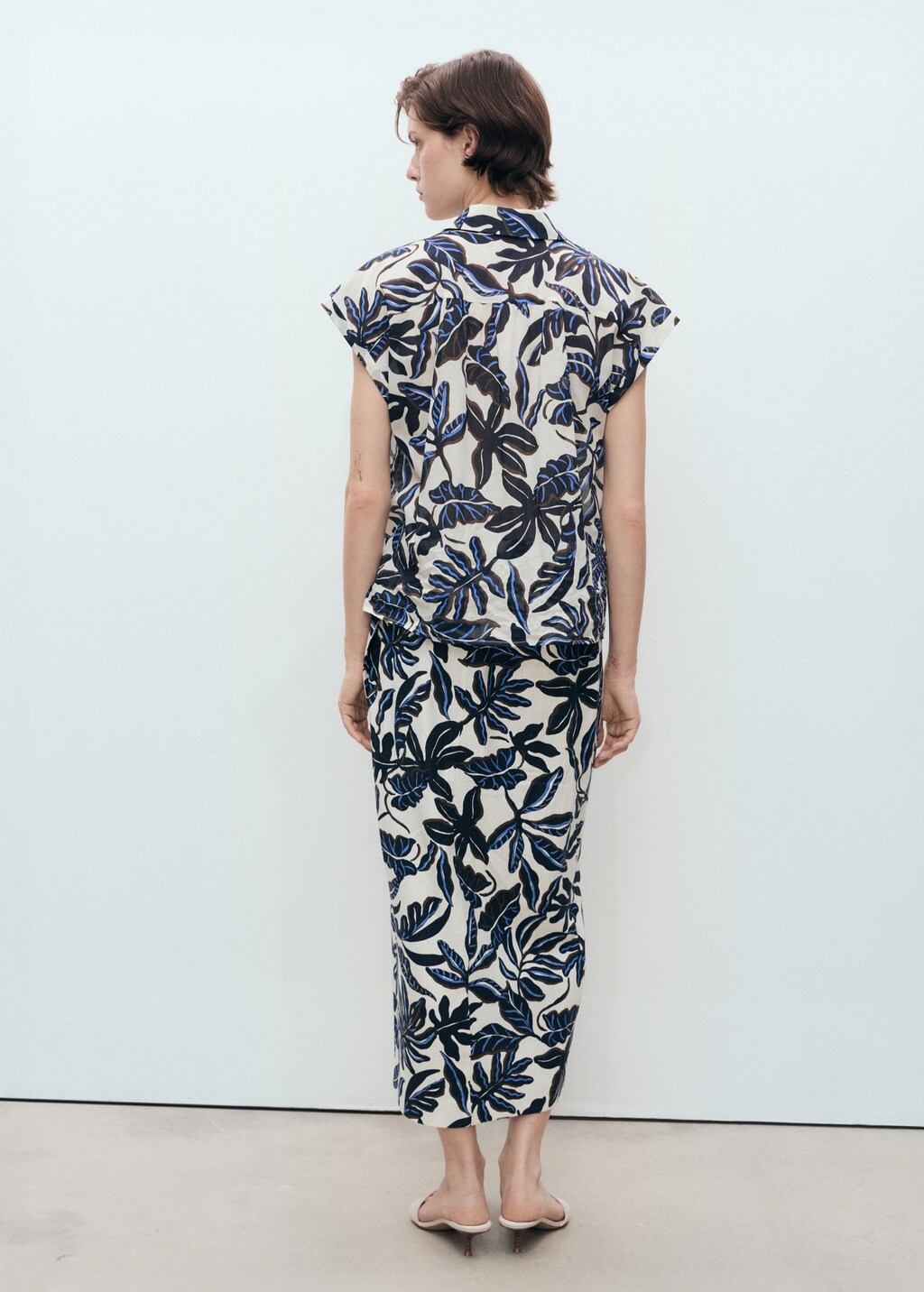 Linen skirt with knot detail - image 3