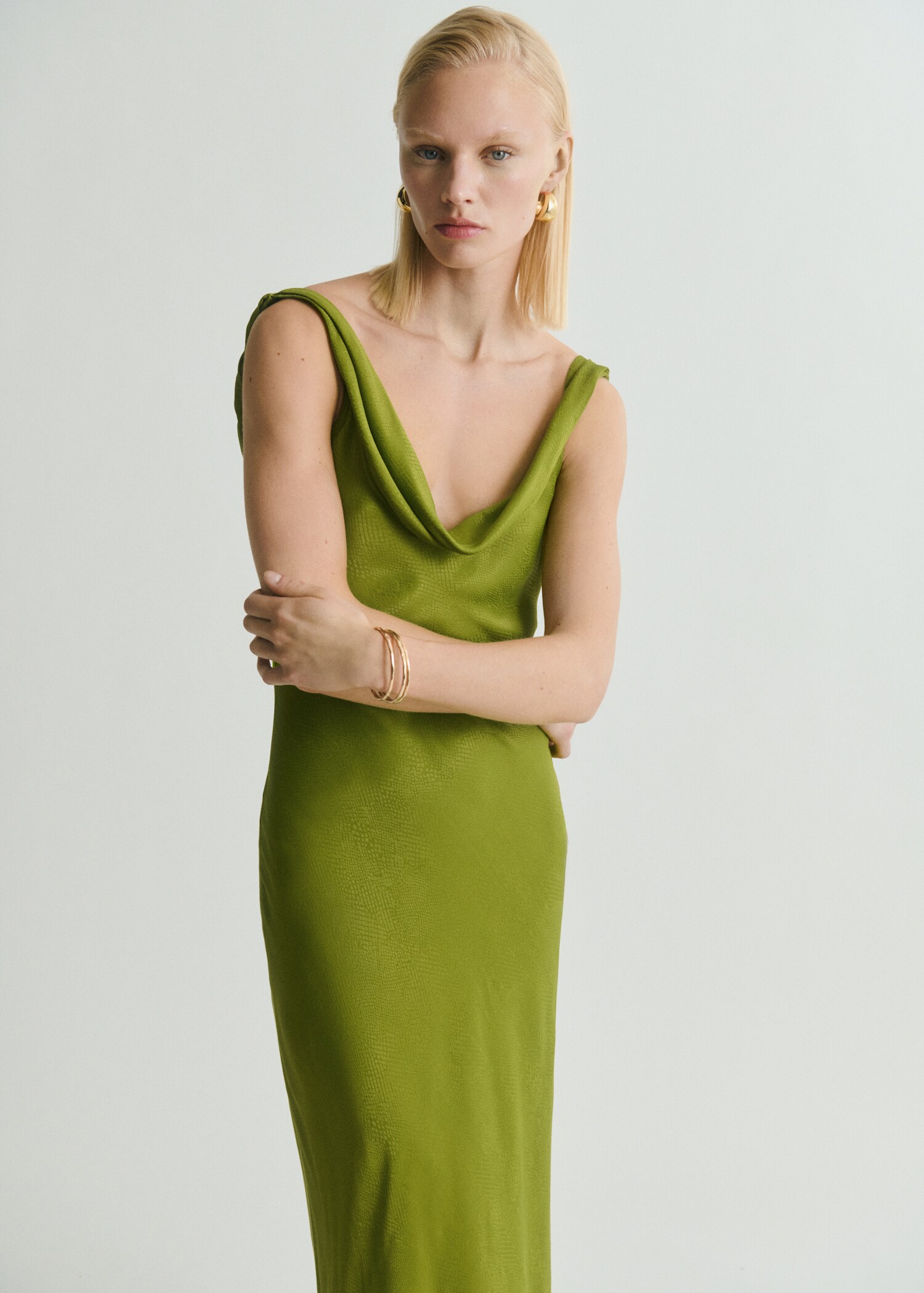 Vestido textura escote drapeado - Plano medio