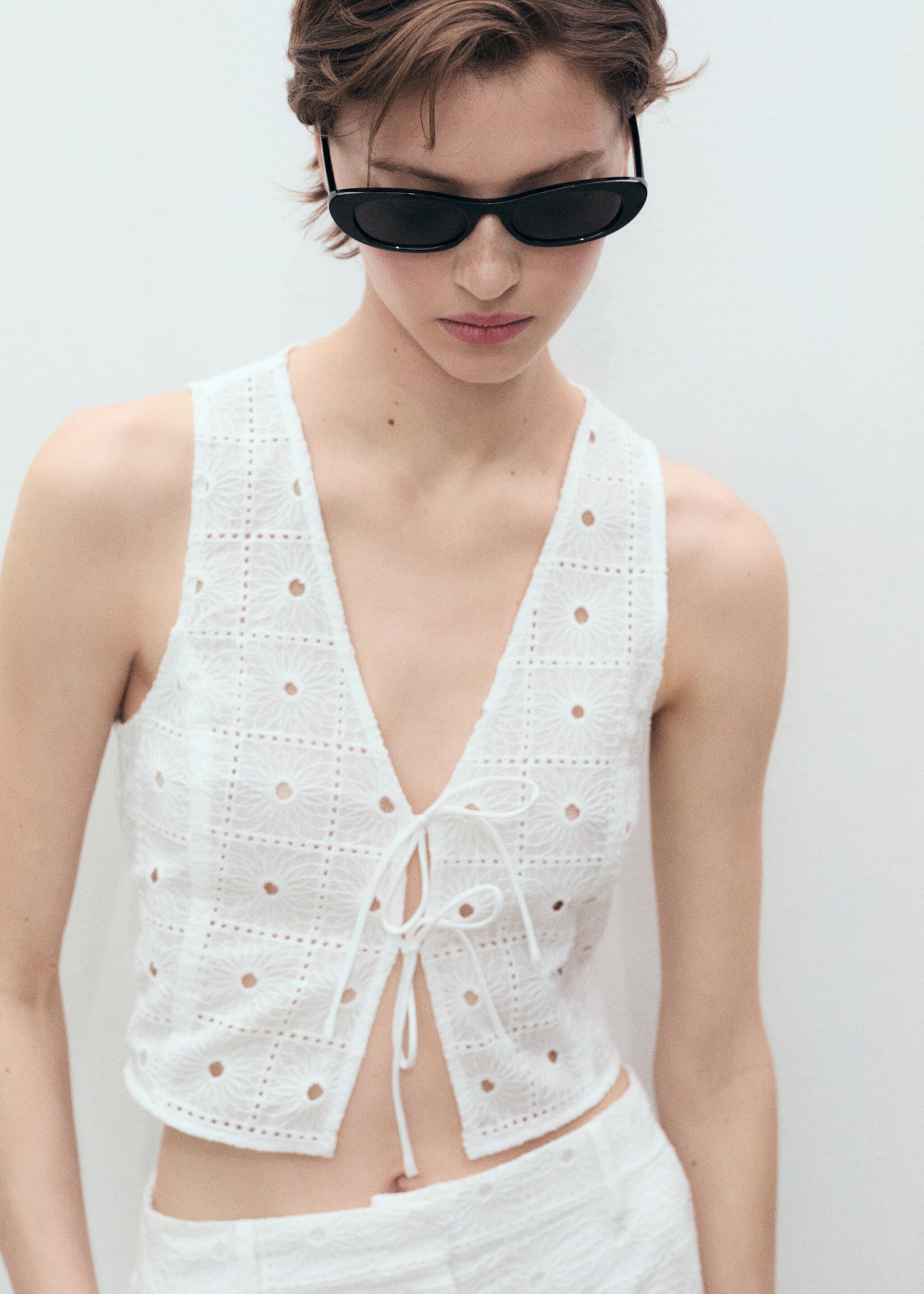 Gilet coton broderie nœuds - Plan moyen
